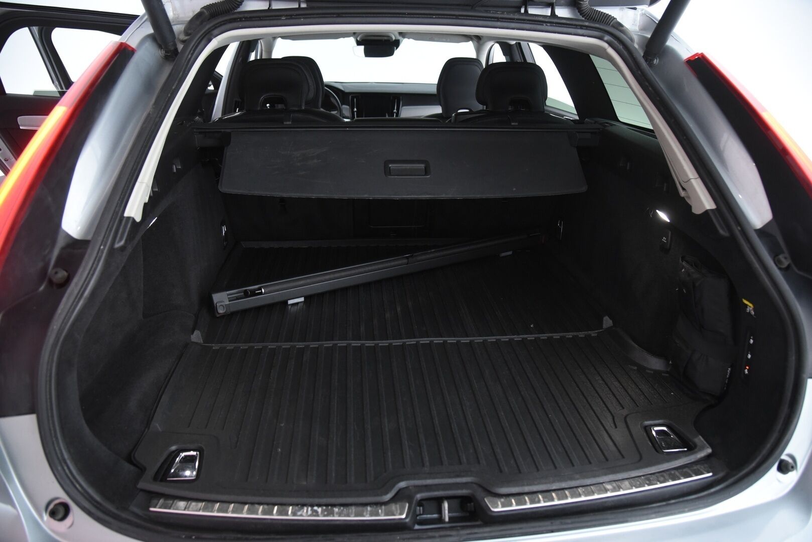 Volvo V90 2018 T8 AWD Momentum aut *Adapt.vakkari / BLIS / VOC / P.kamera / Navi / Koukku*