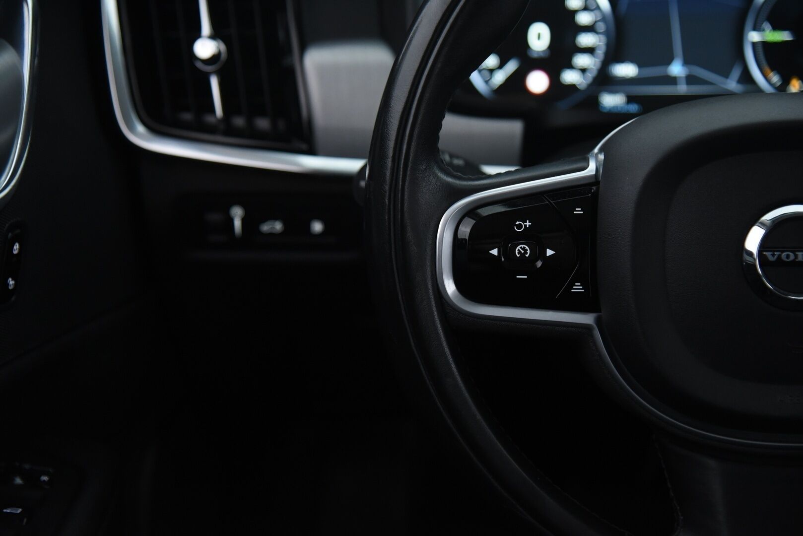 Volvo V90 2018 T8 AWD Momentum aut *Adapt.vakkari / BLIS / VOC / P.kamera / Navi / Koukku*