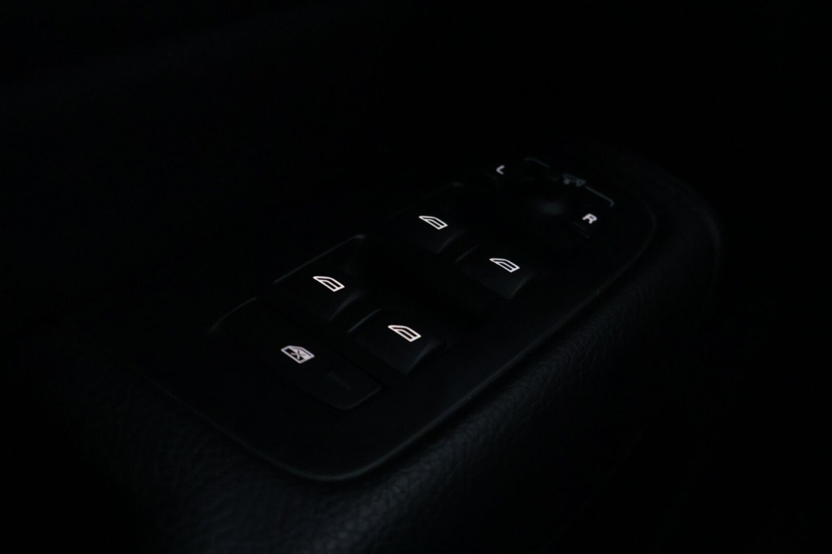 Volvo XC60 2019 T8 AWD R-Design aut* ALV / Webasto / VOC / Pilot assist / Panorama / Vetokoukku / Nahat / Keyless GO / P. tutkat* - SOH 77% / Vasta katsastettu ja huollettu / Talveksi Nokian Hakkapelitta 10 SUV nastat / Kaukovaloautomatiikka/ Ratinlämmitin 