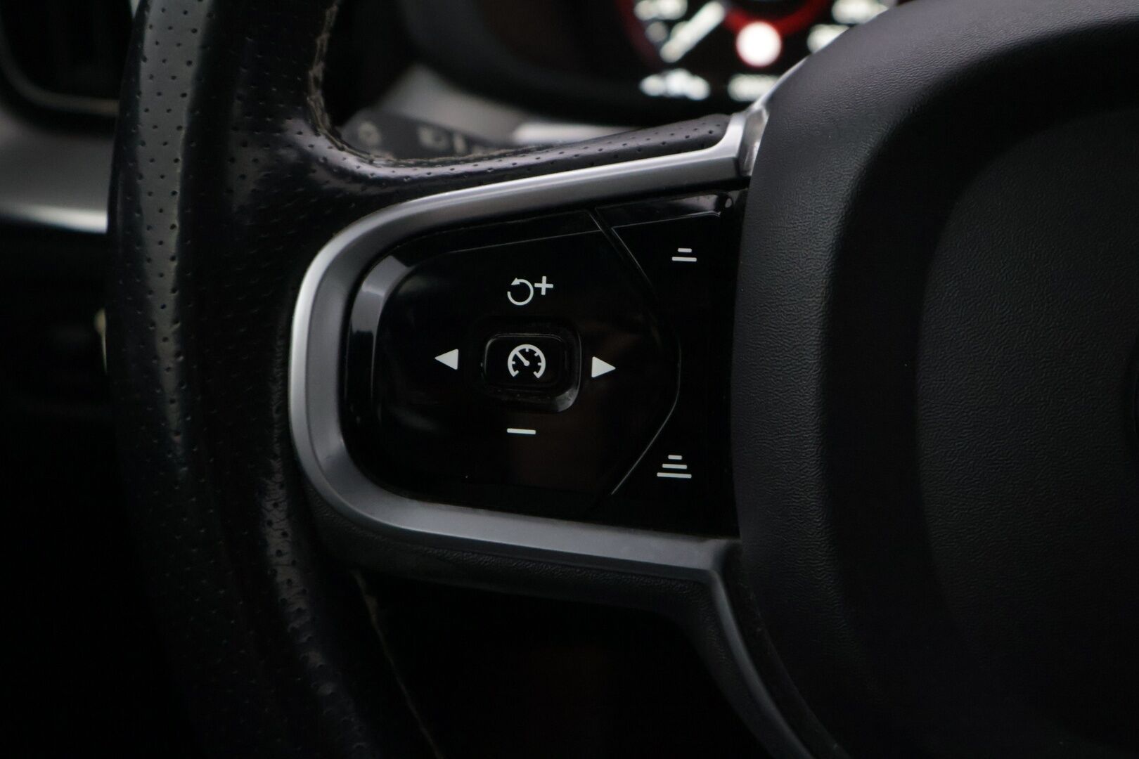 Volvo XC60 2019 T8 AWD R-Design aut* ALV / Webasto / VOC / Pilot assist / Panorama / Vetokoukku / Nahat / Keyless GO / P. tutkat* - SOH 77% / Vasta katsastettu ja huollettu / Talveksi Nokian Hakkapelitta 10 SUV nastat / Kaukovaloautomatiikka/ Ratinlämmitin 