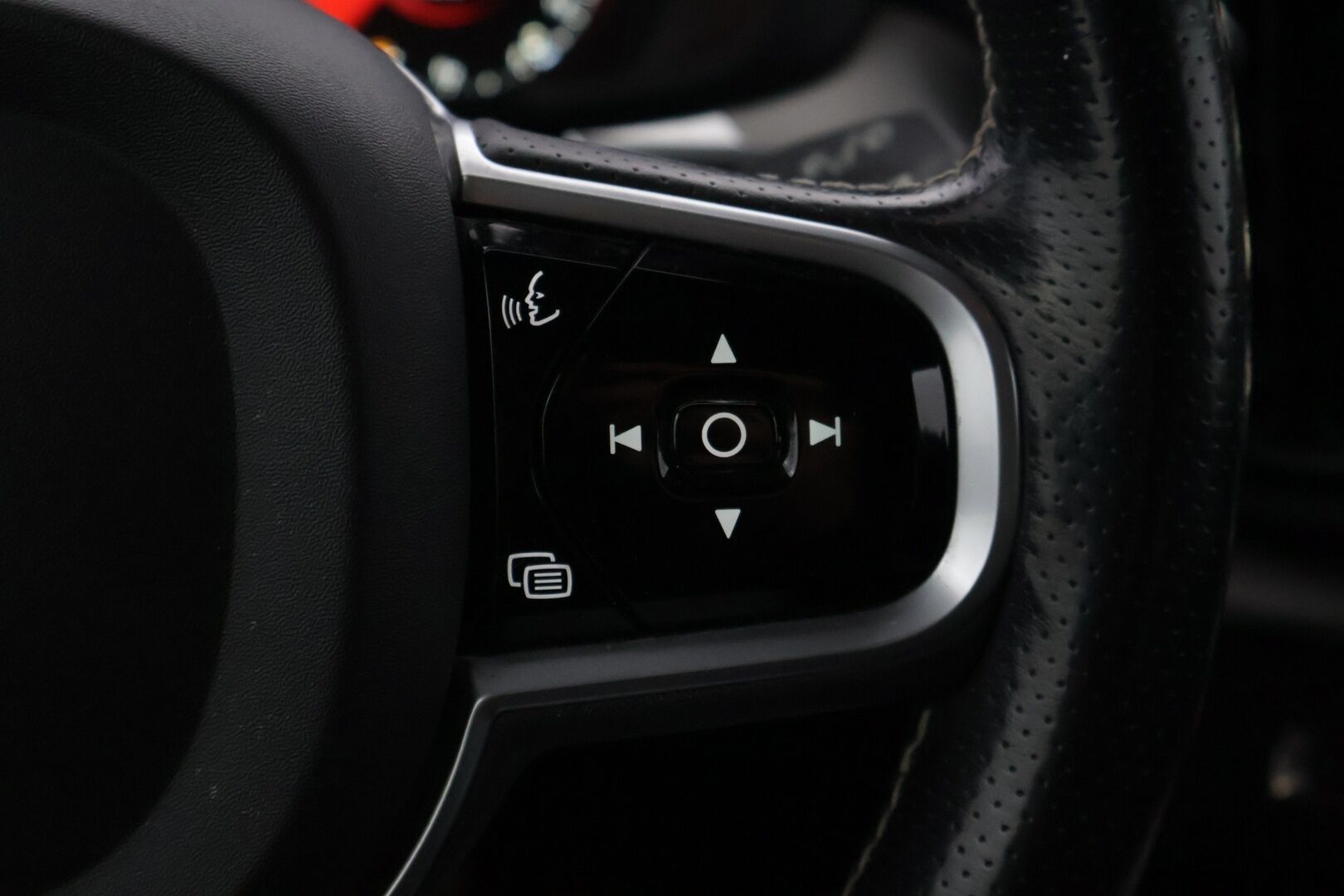 Volvo XC60 2019 T8 AWD R-Design aut* ALV / Webasto / VOC / Pilot assist / Panorama / Vetokoukku / Nahat / Keyless GO / P. tutkat* - SOH 77% / Vasta katsastettu ja huollettu / Talveksi Nokian Hakkapelitta 10 SUV nastat / Kaukovaloautomatiikka/ Ratinlämmitin 