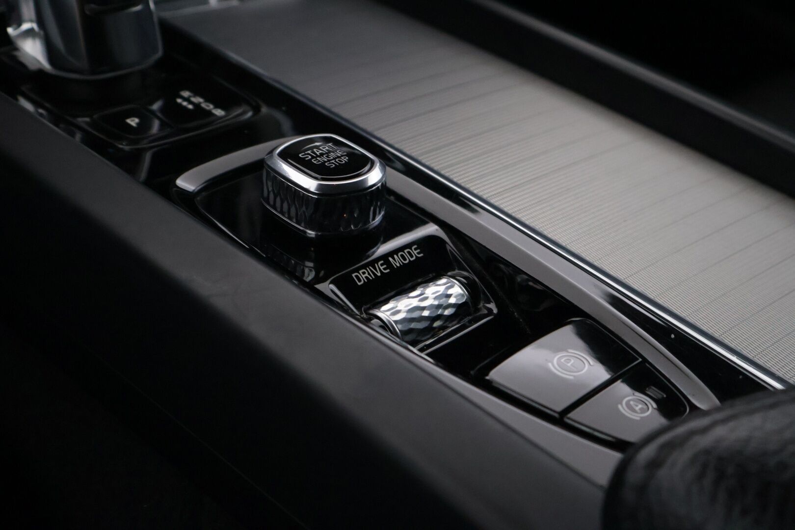 Volvo XC60 2019 T8 AWD R-Design aut* ALV / Webasto / VOC / Pilot assist / Panorama / Vetokoukku / Nahat / Keyless GO / P. tutkat* - SOH 77% / Vasta katsastettu ja huollettu / Talveksi Nokian Hakkapelitta 10 SUV nastat / Kaukovaloautomatiikka/ Ratinlämmitin 