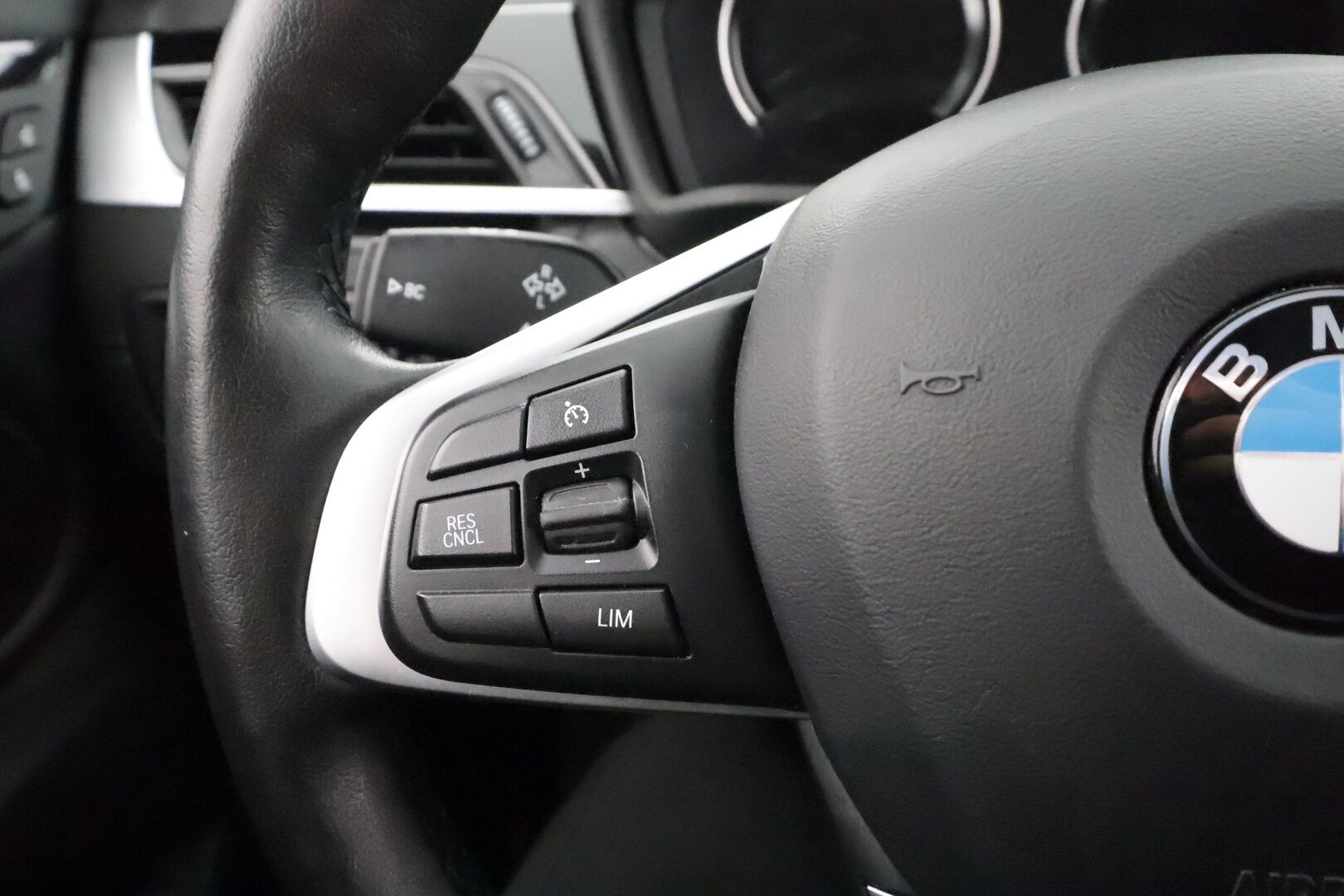 BMW X1 2022 F48 xDrive25e A Charged Edition Sport * HUD / P.kamera / Comfort Access / Puolinahkasisusta / LED / Navi / Sähköluukku * - 1.Om Suomi-auto / Akku kuntotarkastettu SoH 94,2% / Kahdet renkaat aluvanteilla - HULLUT AVAJAISHULINAT KORKOTARJOUS 3,29 %