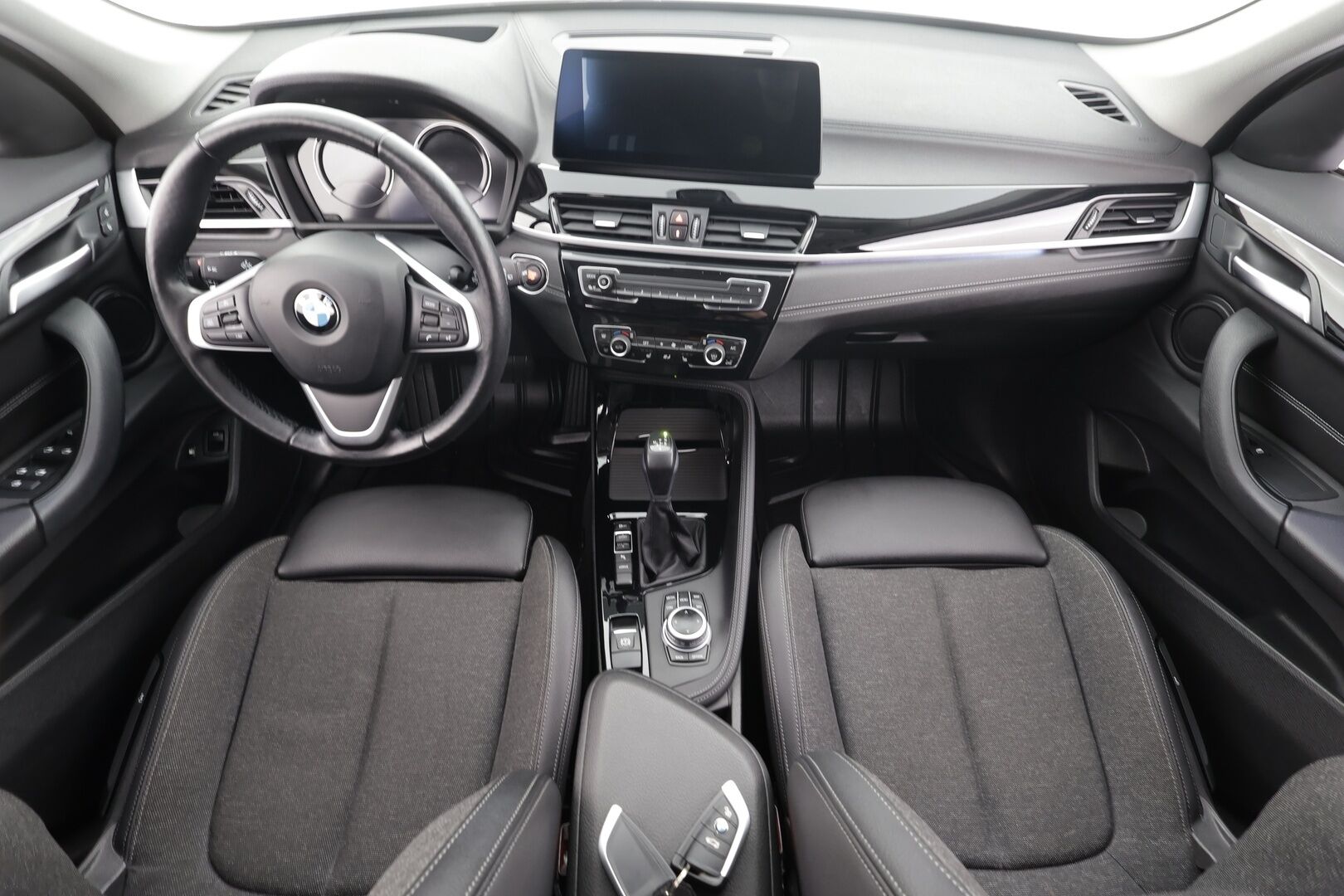 BMW X1 2022 F48 xDrive25e A Charged Edition Sport * HUD / P.kamera / Comfort Access / Puolinahat / LED / Navi / Sähköluukku * - 1.Om Suomi-auto / Akku kuntotarkastettu SoH 94,2% / Kahdet renkaat aluvanteilla