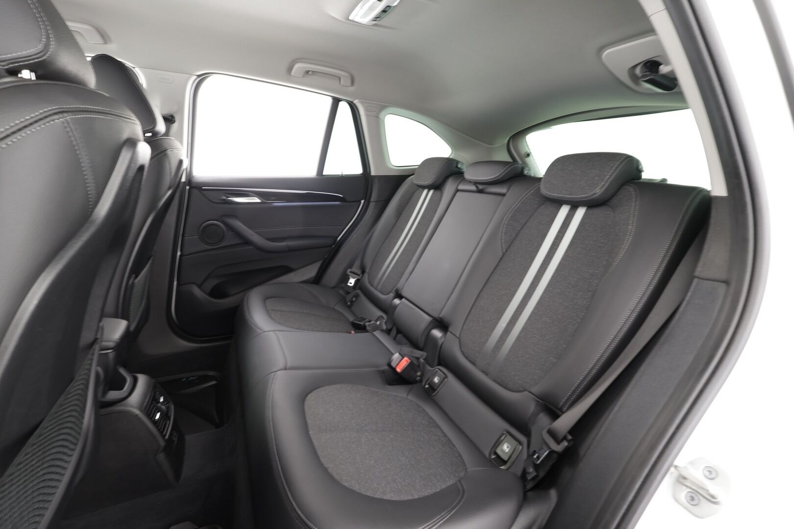 BMW X1 2022 F48 xDrive25e A Charged Edition Sport * HUD / P.kamera / Comfort Access / Puolinahkasisusta / LED / Navi / Sähköluukku * - 1.Om Suomi-auto / Akku kuntotarkastettu SoH 94,2% / Kahdet renkaat aluvanteilla - HULLUT AVAJAISHULINAT KORKOTARJOUS 3,29 %