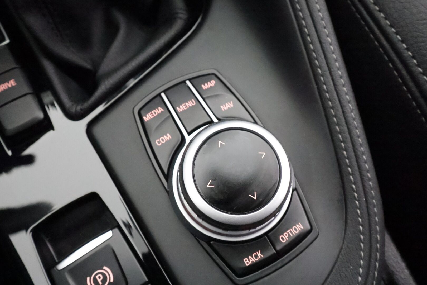 BMW X1 2022 F48 xDrive25e A Charged Edition Sport * HUD / P.kamera / Comfort Access / Puolinahkasisusta / LED / Navi / Sähköluukku * - 1.Om Suomi-auto / Akku kuntotarkastettu SoH 94,2% / Kahdet renkaat aluvanteilla - HULLUT AVAJAISHULINAT KORKOTARJOUS 3,29 %