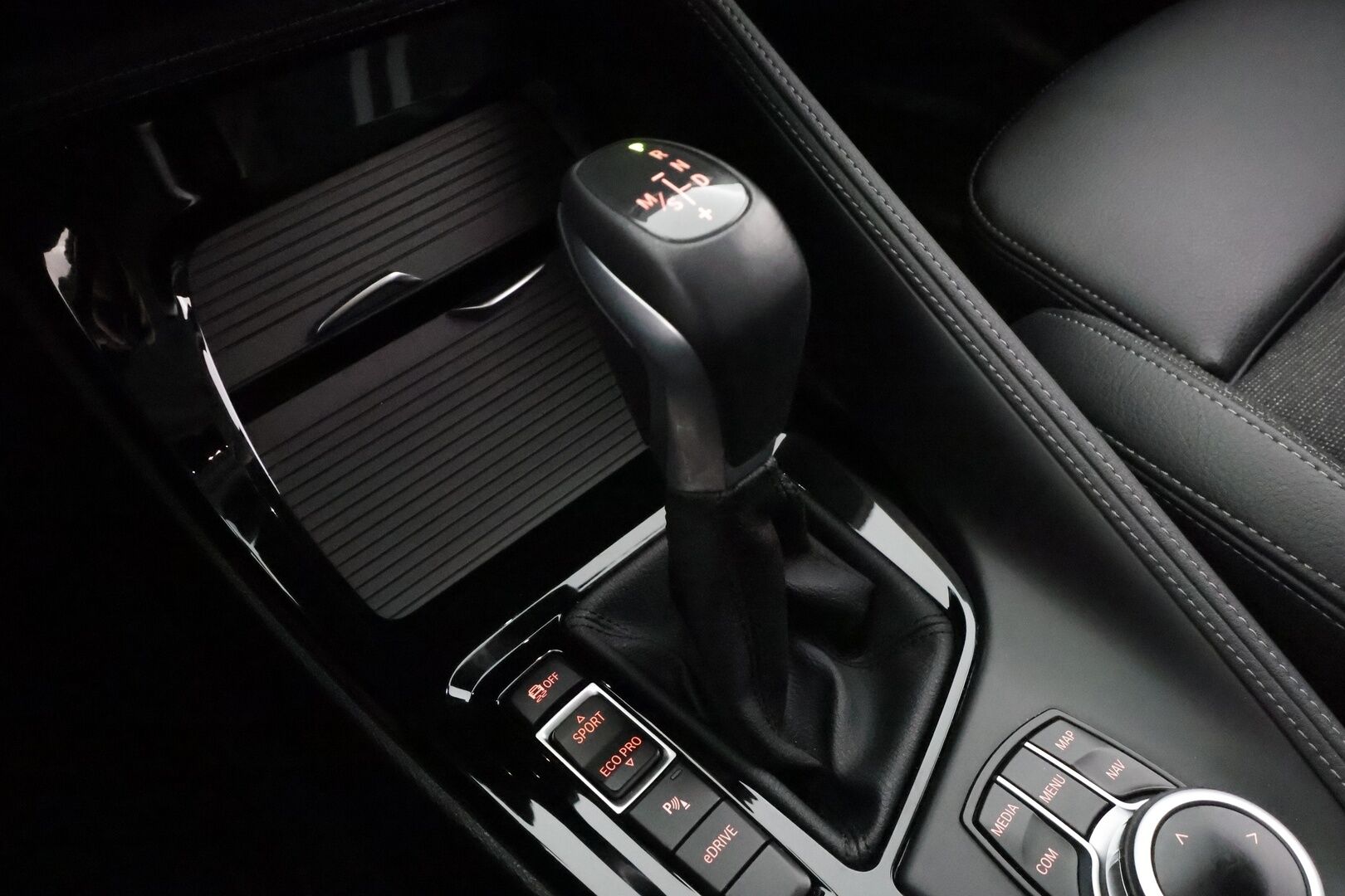 BMW X1 2022 F48 xDrive25e A Charged Edition Sport * HUD / P.kamera / Comfort Access / Puolinahkasisusta / LED / Navi / Sähköluukku * - 1.Om Suomi-auto / Akku kuntotarkastettu SoH 94,2% / Kahdet renkaat aluvanteilla - HULLUT AVAJAISHULINAT KORKOTARJOUS 3,29 %