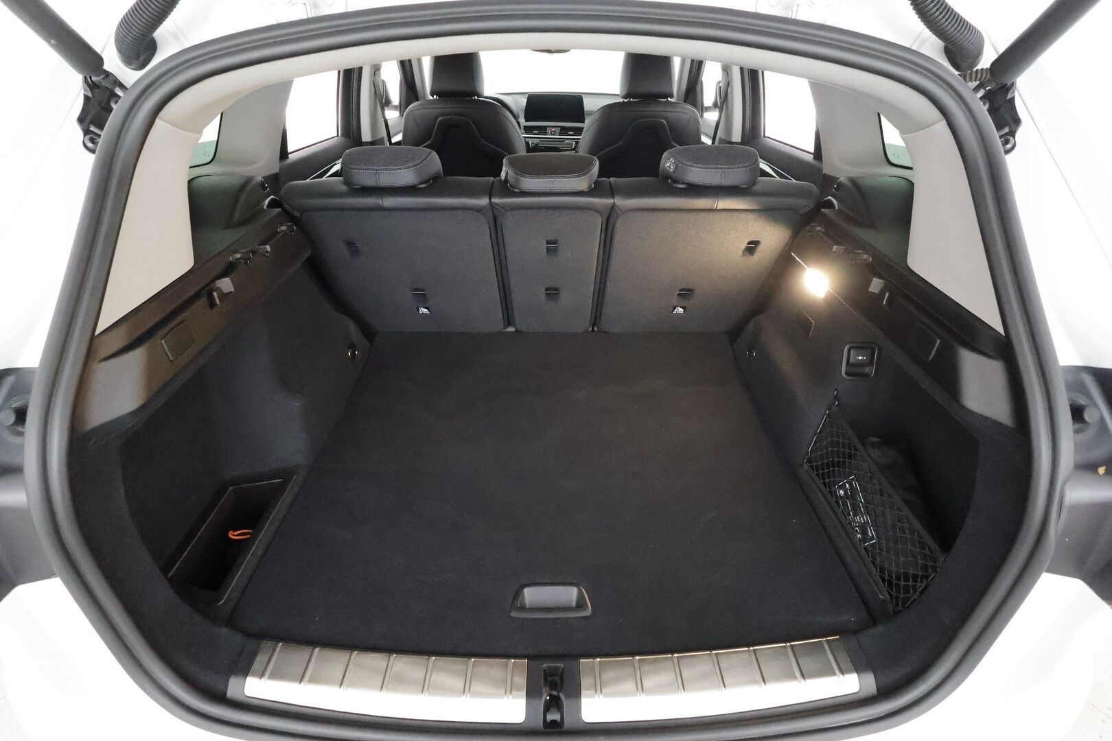 BMW X1 2022 F48 xDrive25e A Charged Edition Sport * HUD / P.kamera / Comfort Access / Puolinahat / LED / Navi / Sähköluukku * - 1.Om Suomi-auto / Akku kuntotarkastettu SoH 94,2% / Kahdet renkaat aluvanteilla