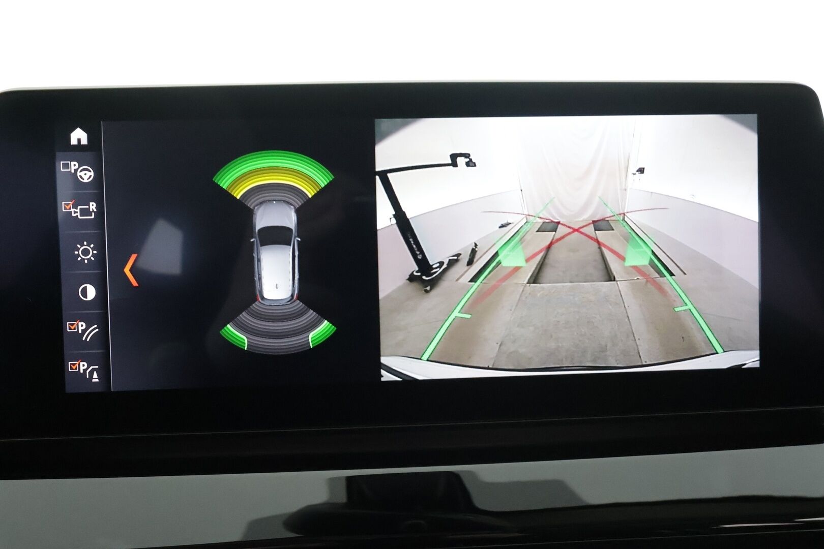 BMW X1 2022 F48 xDrive25e A Charged Edition Sport * HUD / P.kamera / Comfort Access / Puolinahat / LED / Navi / Sähköluukku * - 1.Om Suomi-auto / Akku kuntotarkastettu SoH 94,2% / Kahdet renkaat aluvanteilla