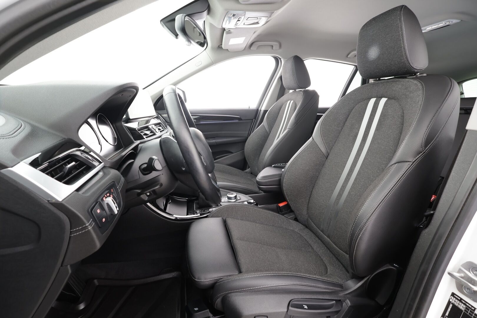 BMW X1 2022 F48 xDrive25e A Charged Edition Sport * HUD / P.kamera / Comfort Access / Puolinahkasisusta / LED / Navi / Sähköluukku * - 1.Om Suomi-auto / Akku kuntotarkastettu SoH 94,2% / Kahdet renkaat aluvanteilla - HULLUT AVAJAISHULINAT KORKOTARJOUS 3,29 %