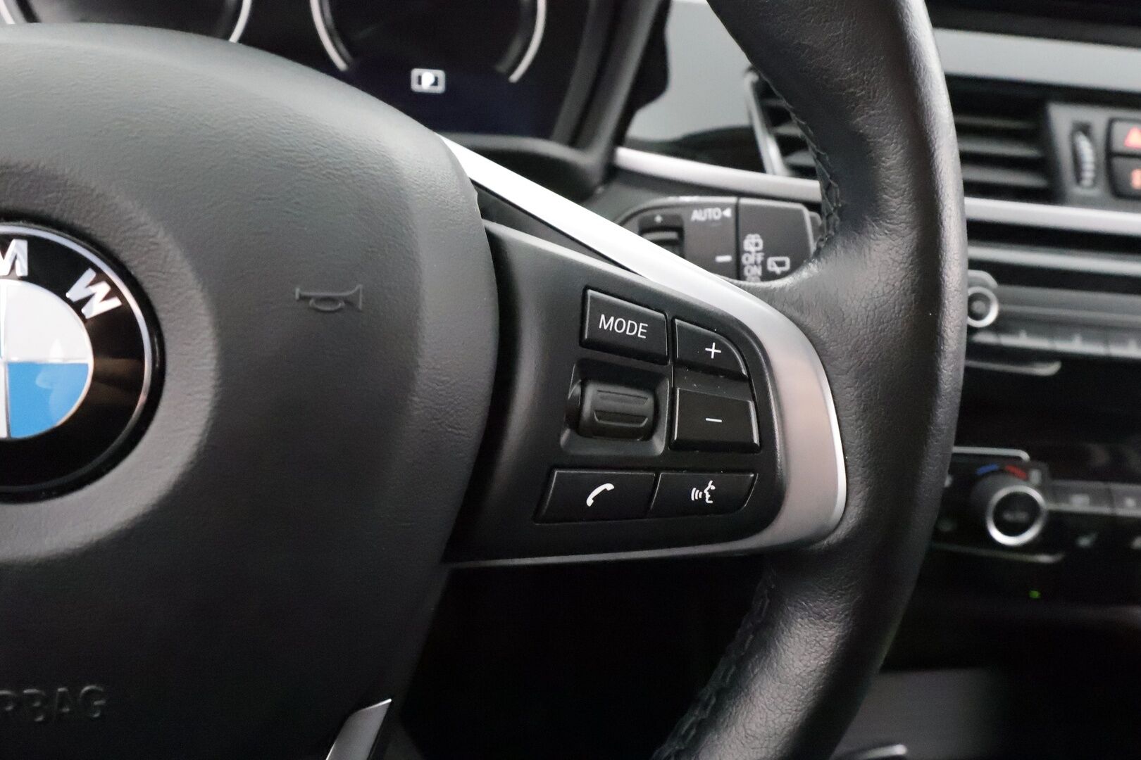 BMW X1 2022 F48 xDrive25e A Charged Edition Sport * HUD / P.kamera / Comfort Access / Puolinahkasisusta / LED / Navi / Sähköluukku * - 1.Om Suomi-auto / Akku kuntotarkastettu SoH 94,2% / Kahdet renkaat aluvanteilla - HULLUT AVAJAISHULINAT KORKOTARJOUS 3,29 %