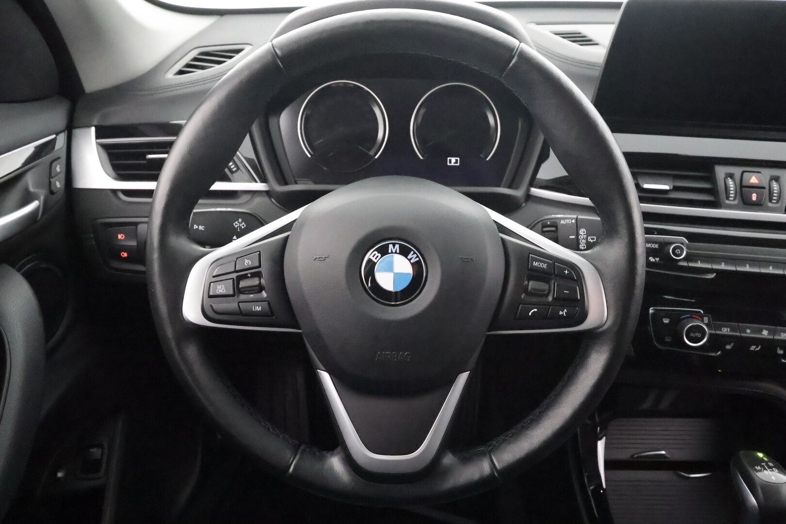 BMW X1 2022 F48 xDrive25e A Charged Edition Sport * HUD / P.kamera / Comfort Access / Puolinahat / LED / Navi / Sähköluukku * - 1.Om Suomi-auto / Akku kuntotarkastettu SoH 94,2% / Kahdet renkaat aluvanteilla