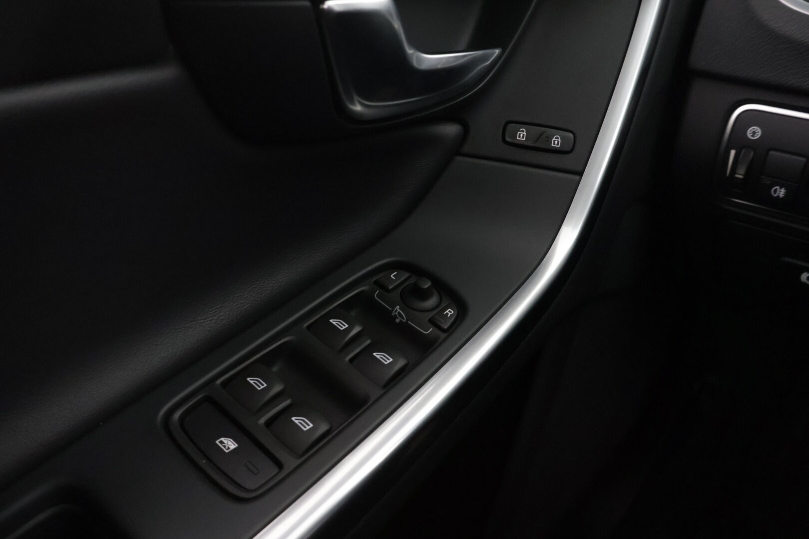 Volvo S60 2017 D5 Business R-Design aut - ** Webasto / Läm. tuulilasi / High Performance Audio / Koukku **