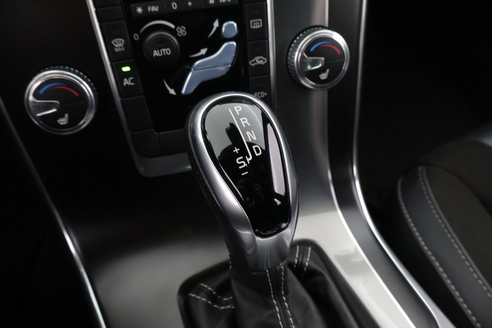 Volvo S60 2017 D5 Business R-Design aut - ** Webasto / Läm. tuulilasi / High Performance Audio / Koukku **