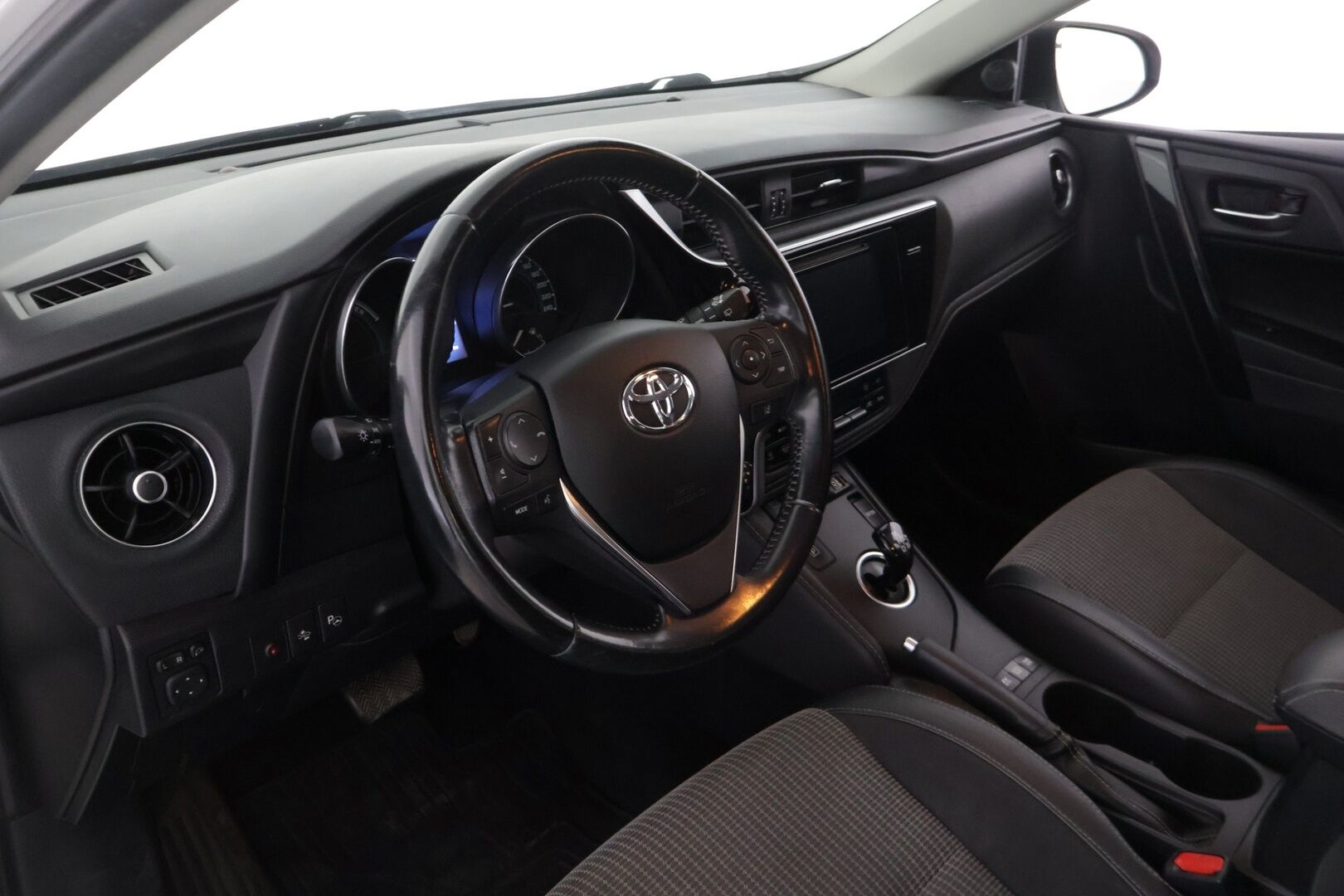 Toyota Auris 2016 1,8 Hybrid Active - Helmiäisväri! | P.kamera | Navigointi | Keyless | Puolinahkasisusta | 2x renkaat vanteilla | LED ajovalot | Facelift!