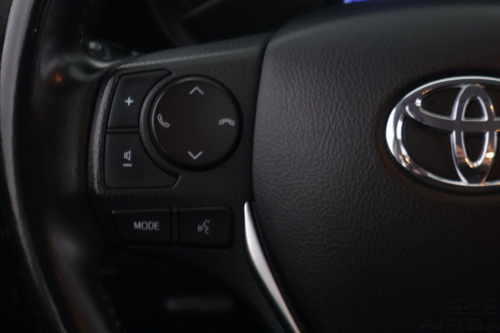 Toyota Auris 2016 1,8 Hybrid Active - Helmiäisväri! | P.kamera | Navigointi | Keyless | Puolinahkasisusta | 2x renkaat vanteilla | LED ajovalot | Facelift!