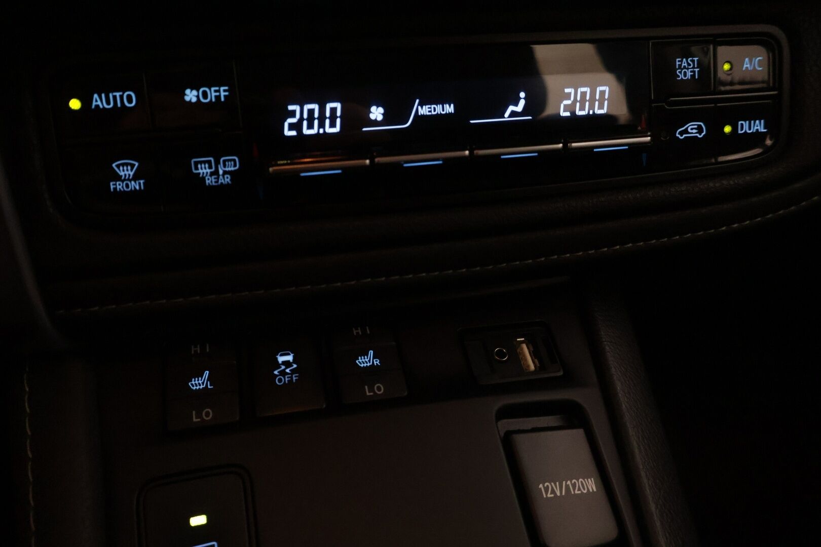 Toyota Auris 2016 1,8 Hybrid Active - Helmiäisväri! | P.kamera | Navigointi | Keyless | Puolinahkasisusta | 2x renkaat vanteilla | LED ajovalot | Facelift!