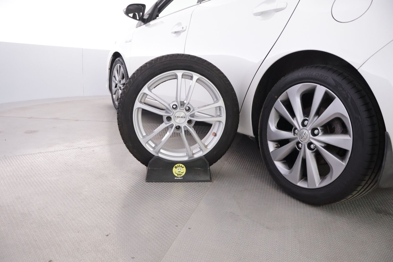Toyota Auris 2016 1,8 Hybrid Active - Helmiäisväri! | P.kamera | Navigointi | Keyless | Puolinahkasisusta | 2x renkaat vanteilla | LED ajovalot | Facelift!
