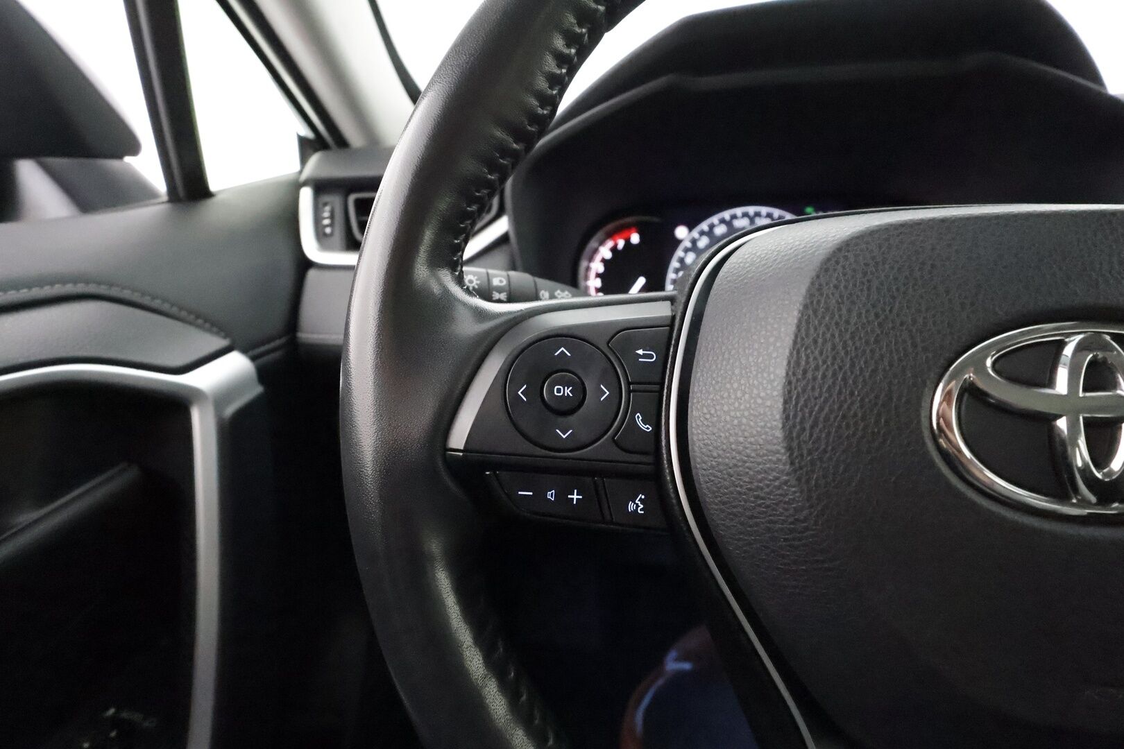 Toyota RAV4 2021 2,0 VVT-iE Business Multidrive S ** 1-Om Suomi auto / Adapt.vakkari / Koukku / P.kamera / Keyless / Apple&Android / Lohkolämmitin / Navi - 2x renkaat / Rattilämmitin 