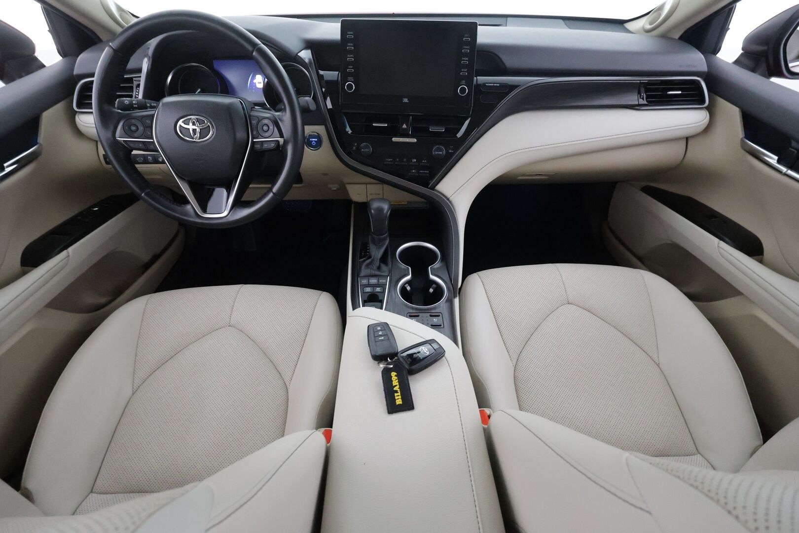 Toyota Camry 2021 2,5 Hybrid Premium - | HUD | ACC | Ilmastoitu Muistipenkki | 360 | JBL | LED | Navi | Katveavustin | Kaistavahti | Keyless | Ratinlämmitys | Facelift | 1-om Suomi-auto | Kahdet renkaat | Merkkihuollot | 