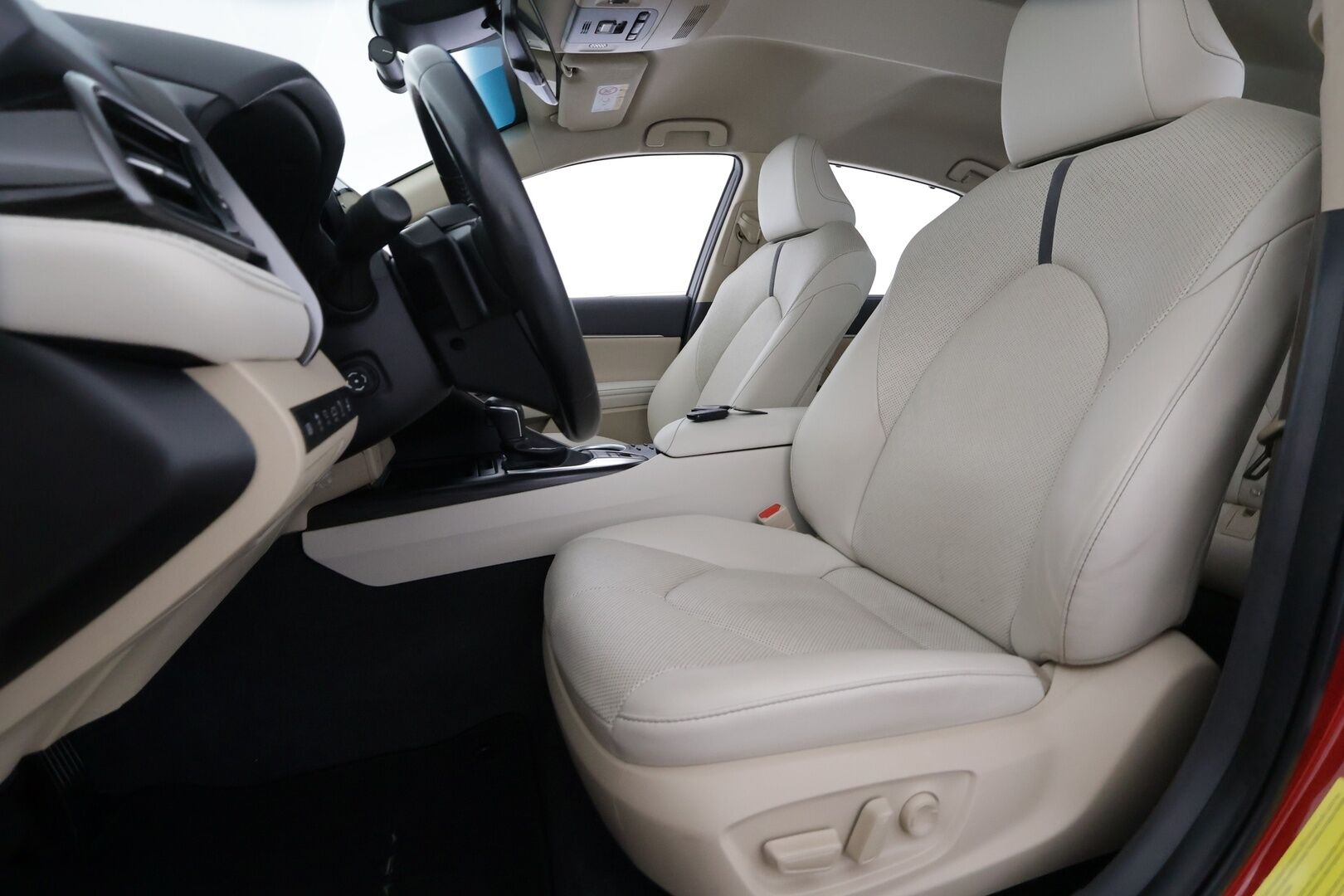 Toyota Camry 2021 2,5 Hybrid Premium - | HUD | ACC | Ilmastoitu Muistipenkki | 360 | JBL | LED | Navi | Katveavustin | Kaistavahti | Keyless | Ratinlämmitys | Facelift | 1-om Suomi-auto | Kahdet renkaat | Merkkihuollot | 