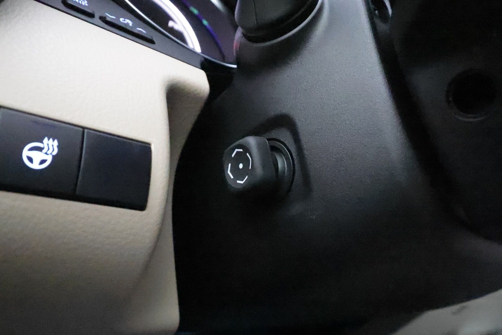 Toyota Camry 2021 2,5 Hybrid Premium - | HUD | ACC | Ilmastoitu Muistipenkki | 360 | JBL | LED | Navi | Katveavustin | Kaistavahti | Keyless | Ratinlämmitys | Facelift | 1-om Suomi-auto | Kahdet renkaat | Merkkihuollot | 