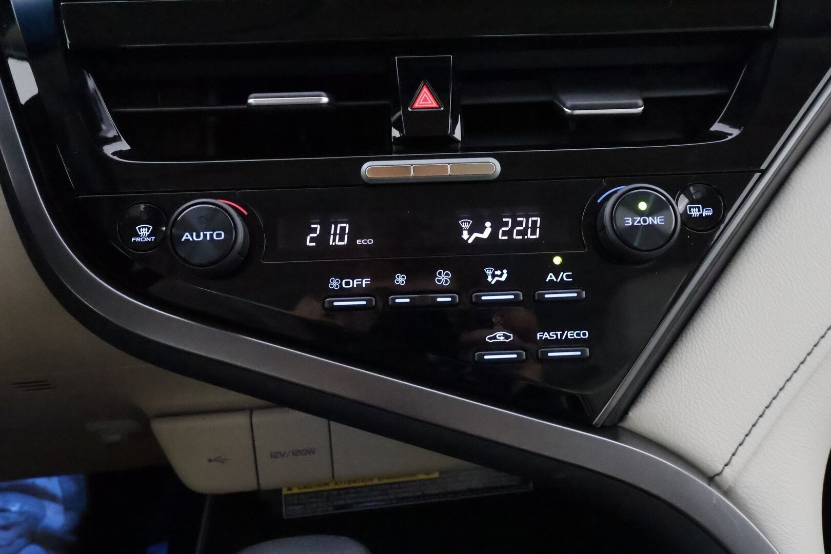Toyota Camry 2021 2,5 Hybrid Premium - | HUD | ACC | Ilmastoitu Muistipenkki | 360 | JBL | LED | Navi | Katveavustin | Kaistavahti | Keyless | Ratinlämmitys | Facelift | 1-om Suomi-auto | Kahdet renkaat | Merkkihuollot | 
