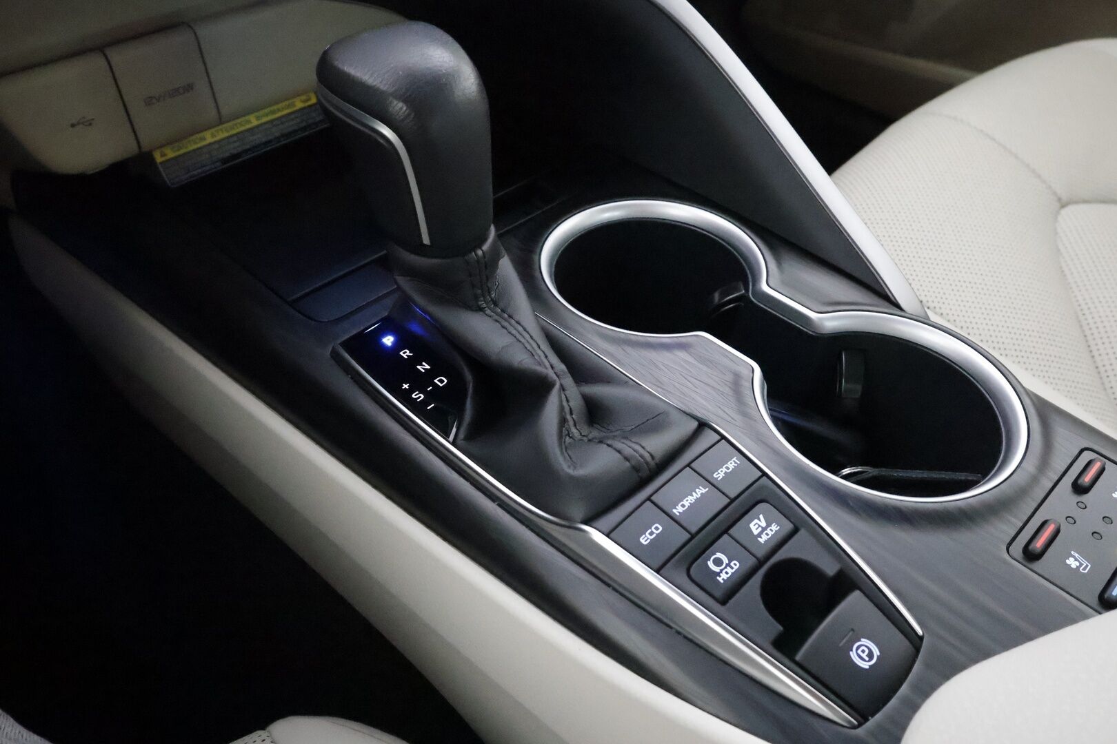 Toyota Camry 2021 2,5 Hybrid Premium - | HUD | ACC | Ilmastoitu Muistipenkki | 360 | JBL | LED | Navi | Katveavustin | Kaistavahti | Keyless | Ratinlämmitys | Facelift | 1-om Suomi-auto | Kahdet renkaat | Merkkihuollot | 