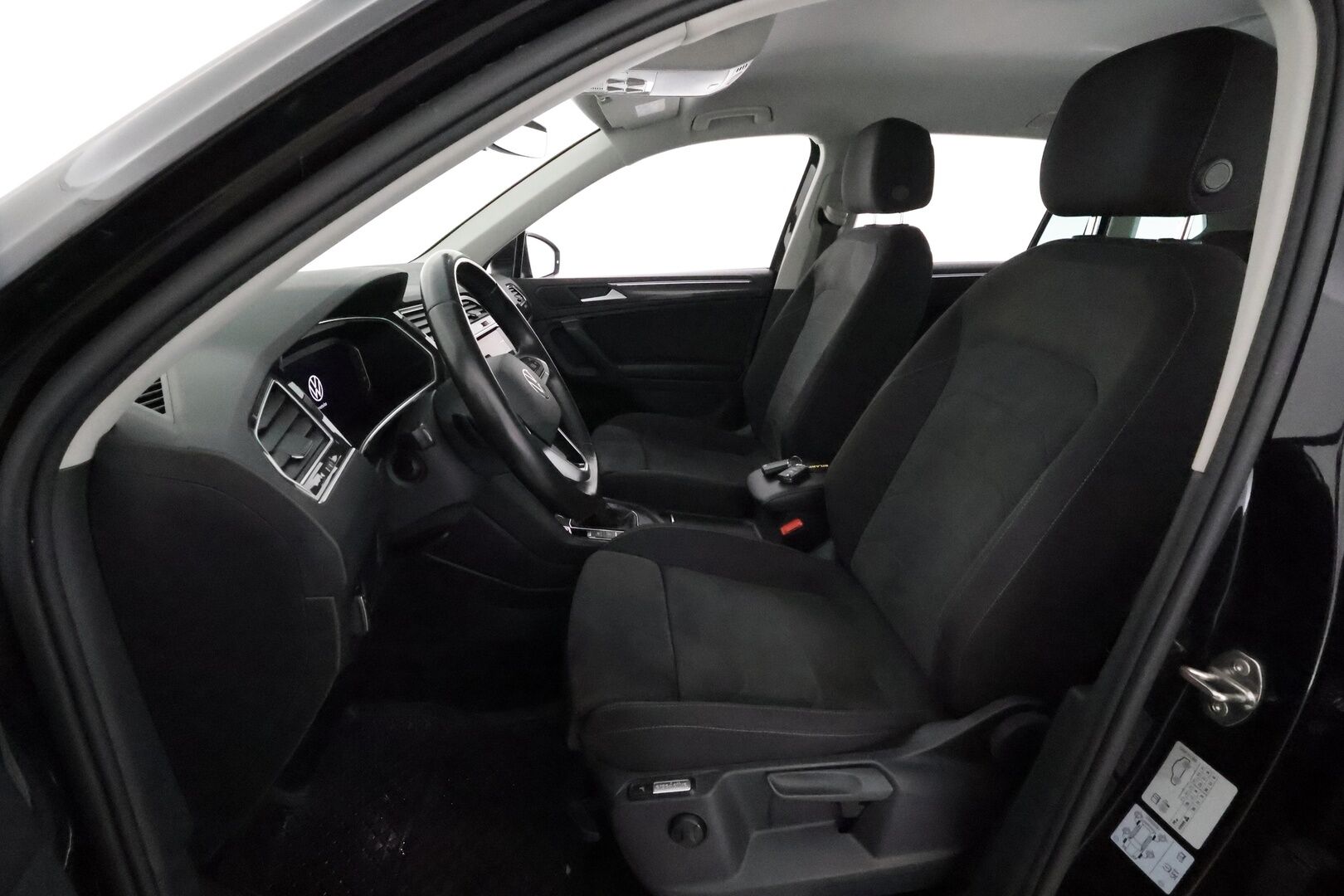 Volkswagen Tiguan 2022 Style eHybrid 180 kW DSG **ACC / IQ.Light / Koukku / Hierovat penkit / P.kamera / KeylessGo** - 1.Om Suomi-auto / Kahdet renkaat aluvanteilla / Merkkihuollettu