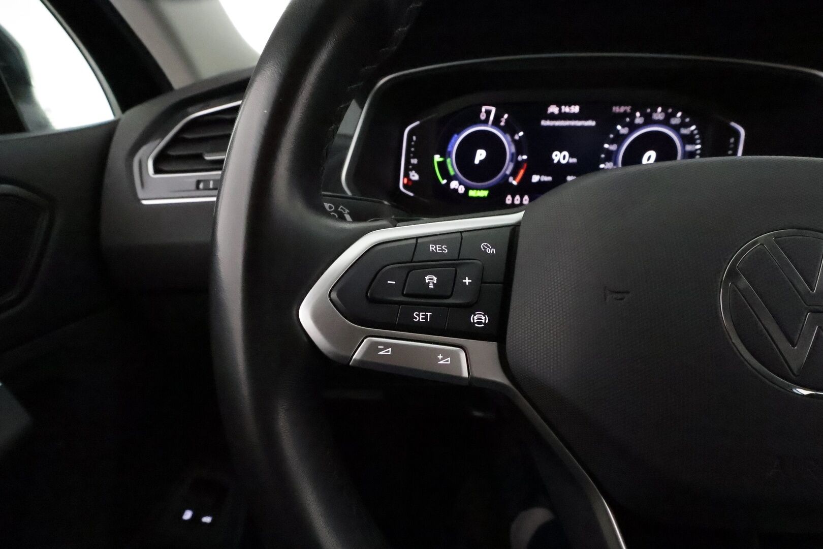 Volkswagen Tiguan 2022 Style eHybrid 180 kW DSG **ACC / IQ.Light / Koukku / Hierovat penkit / P.kamera / KeylessGo** - 1.Om Suomi-auto / Kahdet renkaat aluvanteilla / Merkkihuollettu