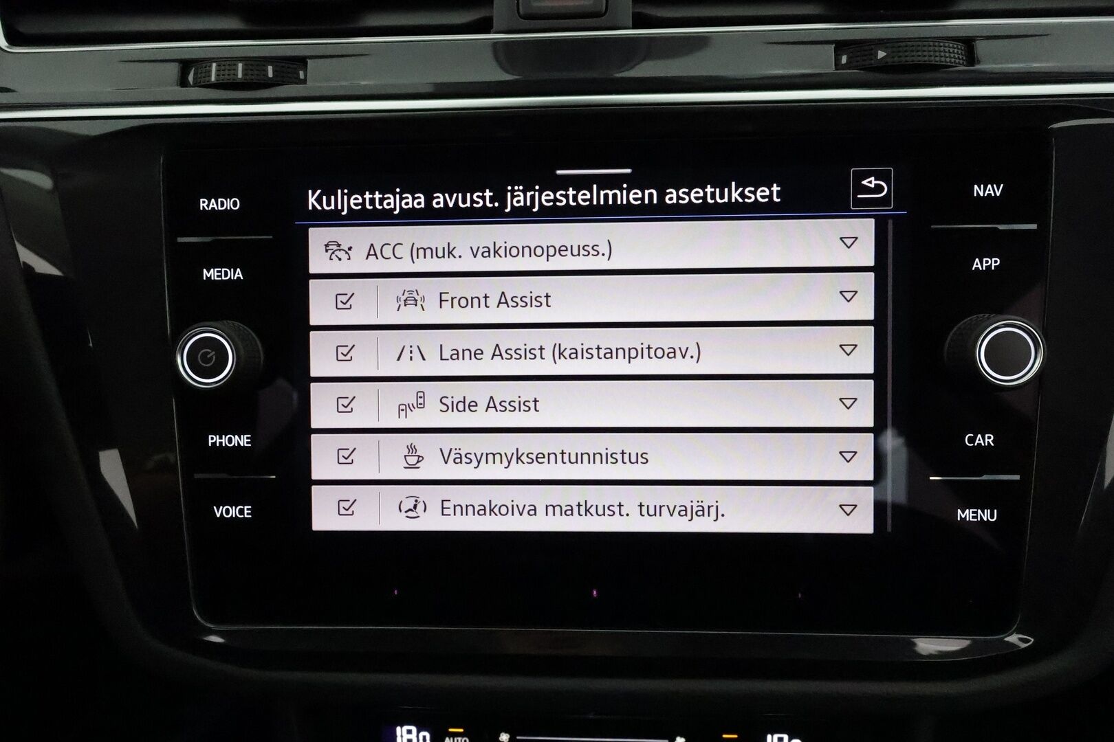 Volkswagen Tiguan 2022 Style eHybrid 180 kW DSG **ACC / IQ.Light / Koukku / Hierovat penkit / P.kamera / KeylessGo** - 1.Om Suomi-auto / Kahdet renkaat aluvanteilla / Merkkihuollettu