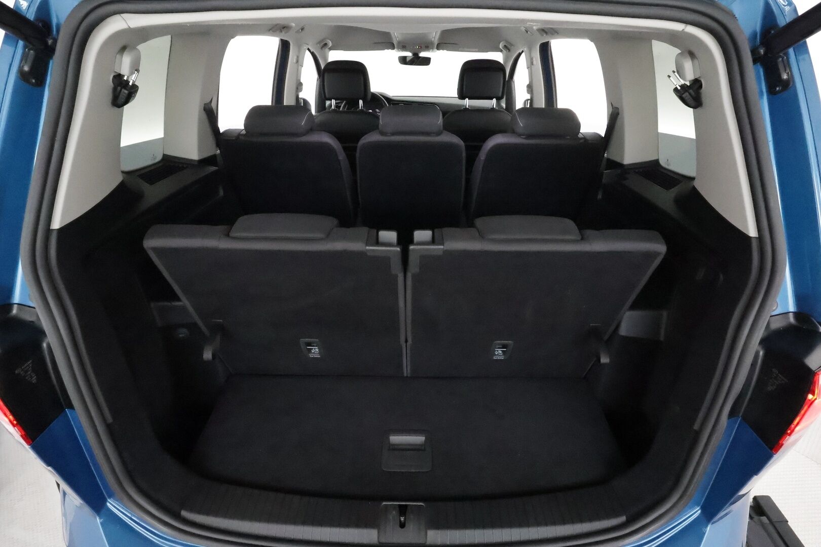 Volkswagen Touran 2021 Highline 2,0 TDI SCR 110 kW DSG 7-Paik **Webasto /  ACC / LED-valot / P.Tutkat / Navi / Digimittaristo / Apple&Android** - Suomi-auto / Kahdet Renkaat