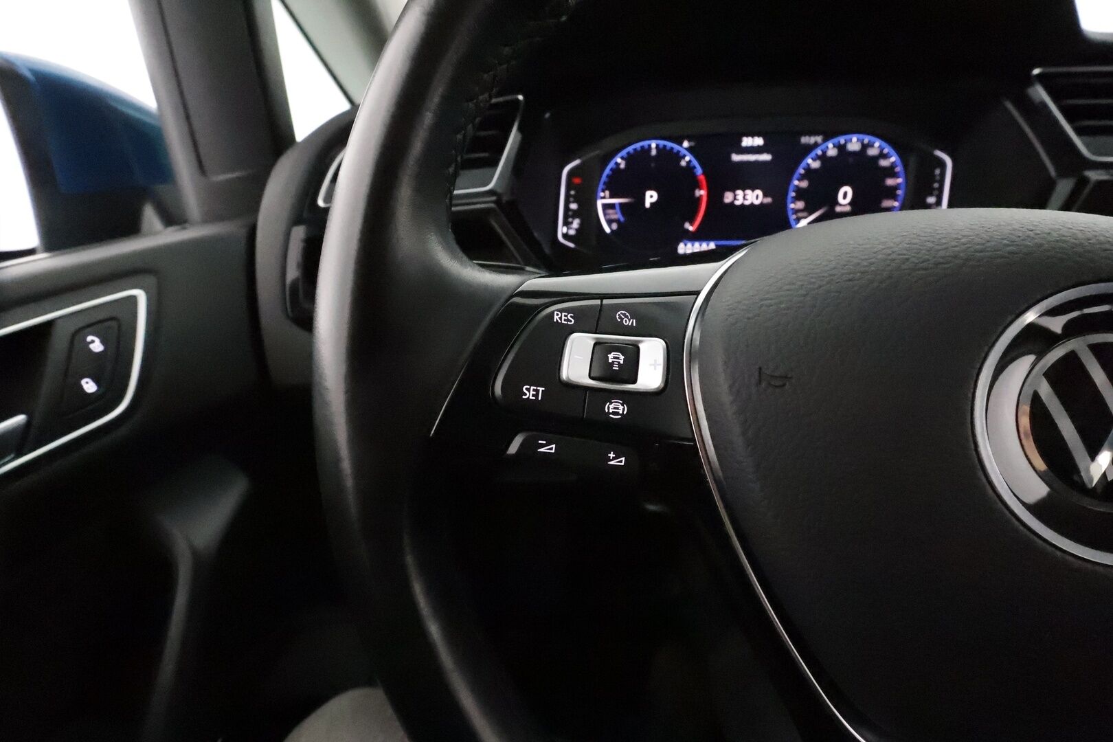 Volkswagen Touran 2021 Highline 2,0 TDI SCR 110 kW DSG 7-Paik **Webasto /  ACC / LED-valot / P.Tutkat / Navi / Digimittaristo / Apple&Android** - Suomi-auto / Kahdet Renkaat