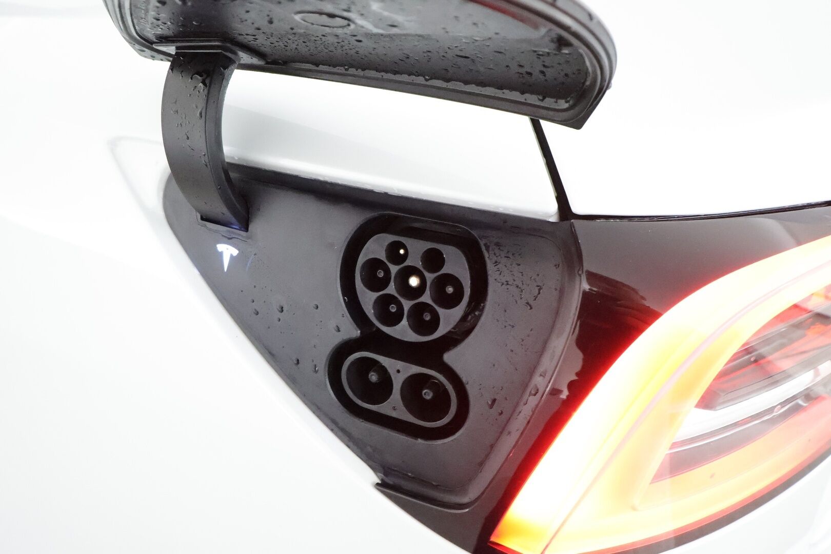 Tesla Model 3 2021 Long Range *Lämpöpumppu / Autopilot / Lasikatto / Premium Audio / Nahkasisusta / P.kamera* - Akku kuntotarkastettu SOH 93,8% / 1-om. Suomi-auto / 2x vanteet
