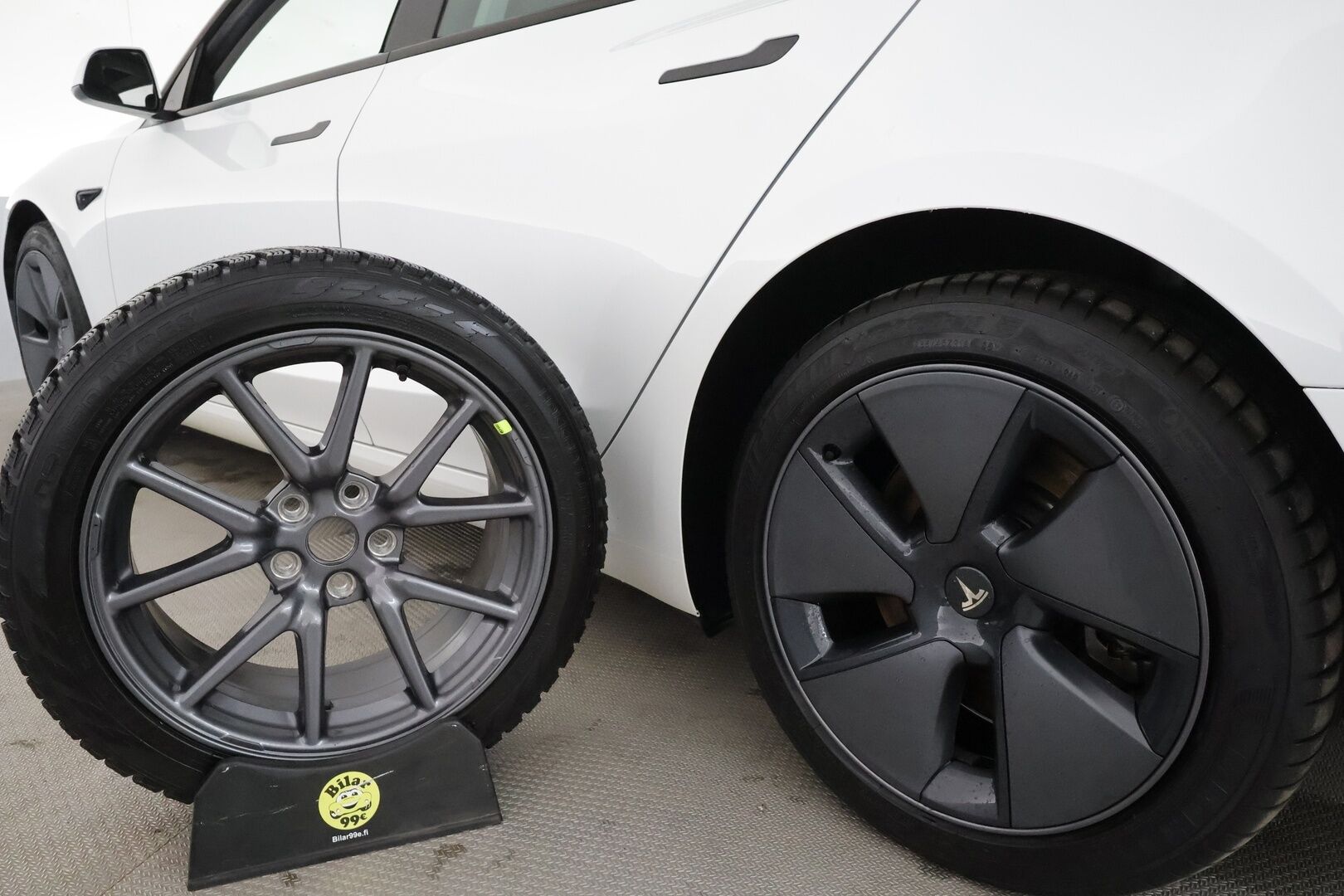 Tesla Model 3 2021 Long Range *Lämpöpumppu / Autopilot / Lasikatto / Premium Audio / Nahkasisusta / P.kamera* - Akku kuntotarkastettu SOH 93,8% / 1-om. Suomi-auto / 2x vanteet