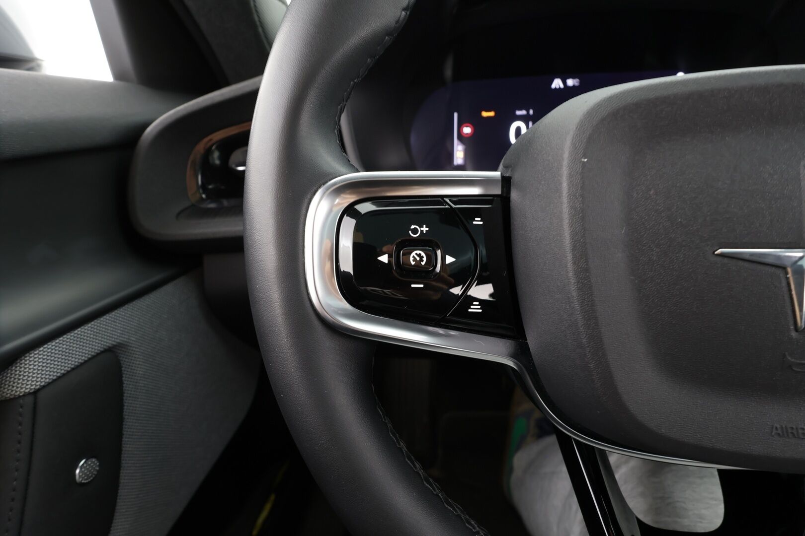 Polestar 2 2021 Launch Edition 300kW * ACC / H&K / Lasikatto / Pixel-LED / 360° / Sportpenkki Muistilla / Navi / Kaistavahti * - Akku kuntotarkastettu SoH 92% / 2x Latauskaapelit / Kahdet renkaat / Merkkihuollettu!