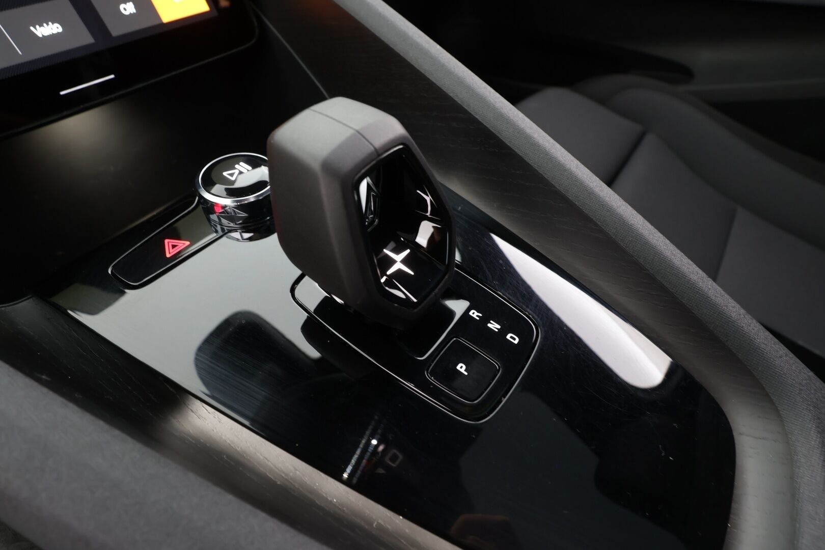 Polestar 2 2021 Launch Edition 300kW * ACC / H&K / Lasikatto / Pixel-LED / 360° / Sportpenkki Muistilla / Navi / Kaistavahti * - Akku kuntotarkastettu SoH 92% / 2x Latauskaapelit / Kahdet renkaat / Merkkihuollettu!