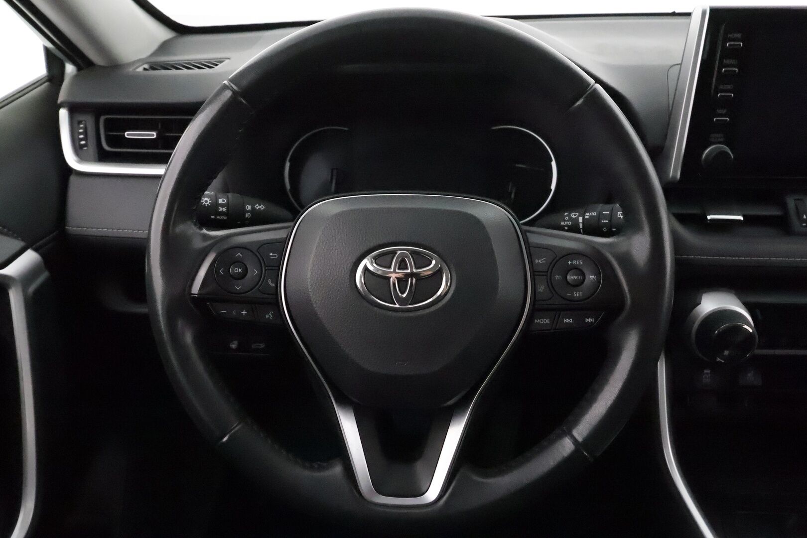 Toyota RAV4 2022 2,0 VVT-iE Active Multidrive S **Adapt.vakkari / P.kamera / Navi / Ratinlämmitin / KeylessGo / Sähköluukku / LED** - 3,99 % KORKOTARJOUS TÄHÄN AUTOON - Suomi-auto / Merkkihuollettu / Kahdet renkaat aluvanteilla / Tuulilasin lämmitin