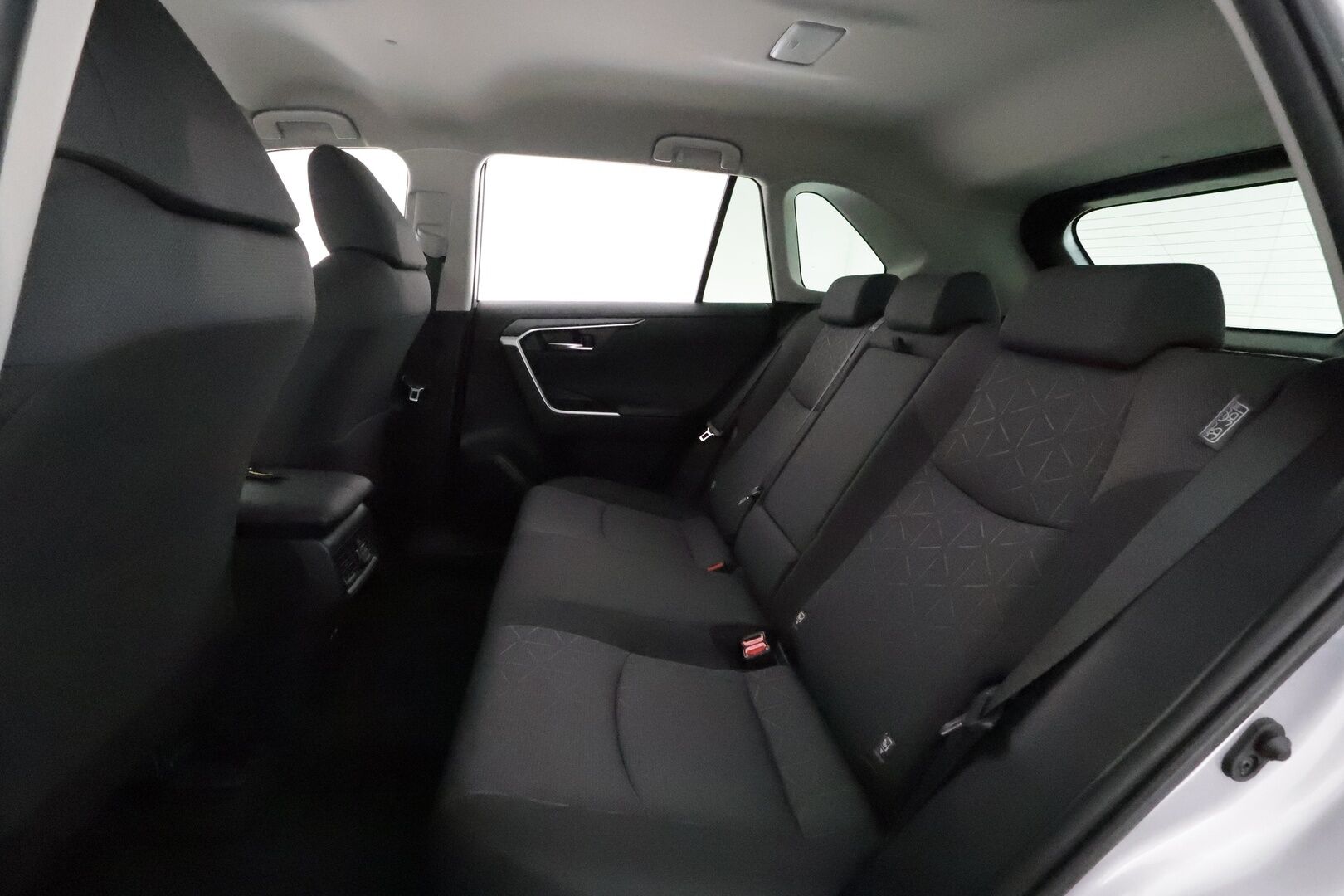 Toyota RAV4 2022 2,0 VVT-iE Active Multidrive S **Adapt.vakkari / P.kamera / Navi / Ratinlämmitin / KeylessGo / Sähköluukku / LED** - 3,99 % KORKOTARJOUS TÄHÄN AUTOON - Suomi-auto / Merkkihuollettu / Kahdet renkaat aluvanteilla / Tuulilasin lämmitin