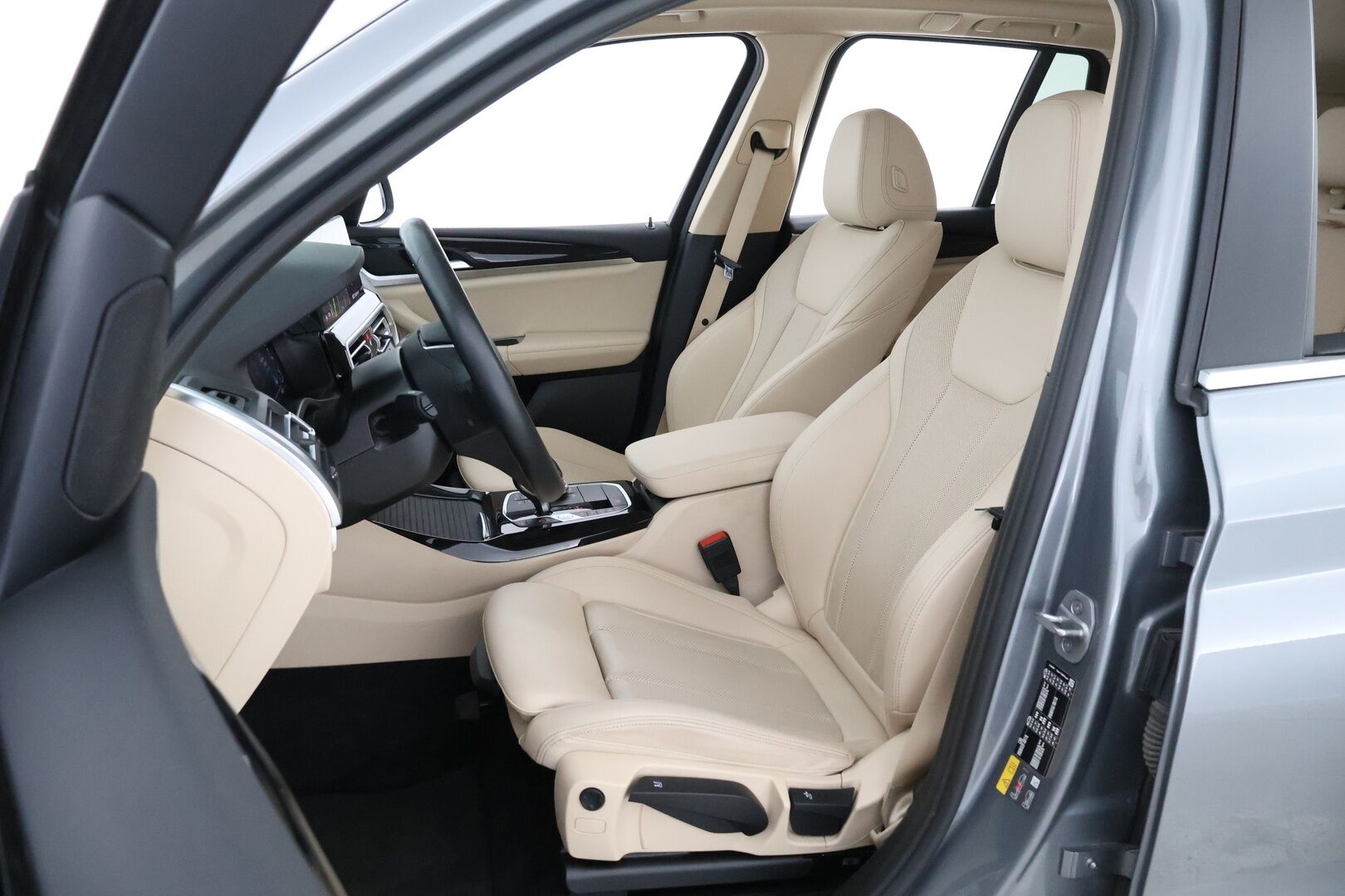 BMW X3 2022 G01 xDrive 30e A Charged Edition Facelift LCI - 3,99 % KORKOTARJOUS TÄHÄN AUTOON - 1Om Suomiauto / Vaalea Nahkasisusta / HiFi / HUD / Peruutuskamera / Professional Navi / Gesture Control / Adapt.LED / Hyvät varusteet!