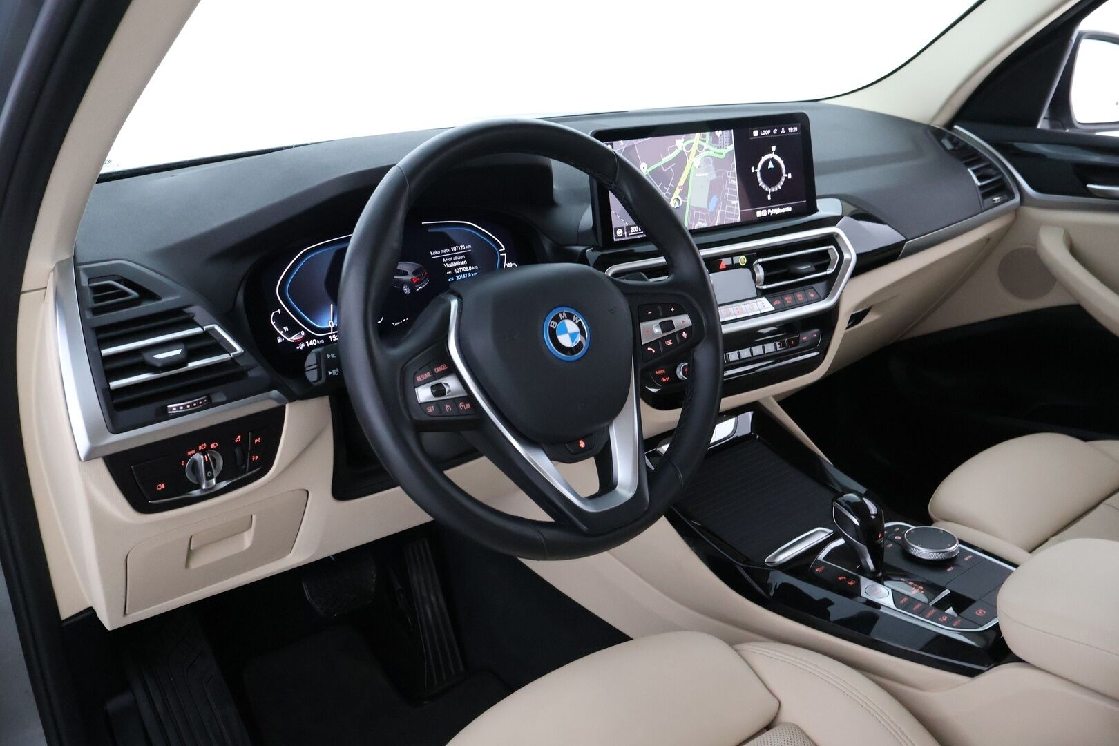 BMW X3 2022 G01 xDrive 30e A Charged Edition Facelift LCI - 3,99 % KORKOTARJOUS TÄHÄN AUTOON - 1Om Suomiauto / Vaalea Nahkasisusta / HiFi / HUD / Peruutuskamera / Professional Navi / Gesture Control / Adapt.LED / Hyvät varusteet!