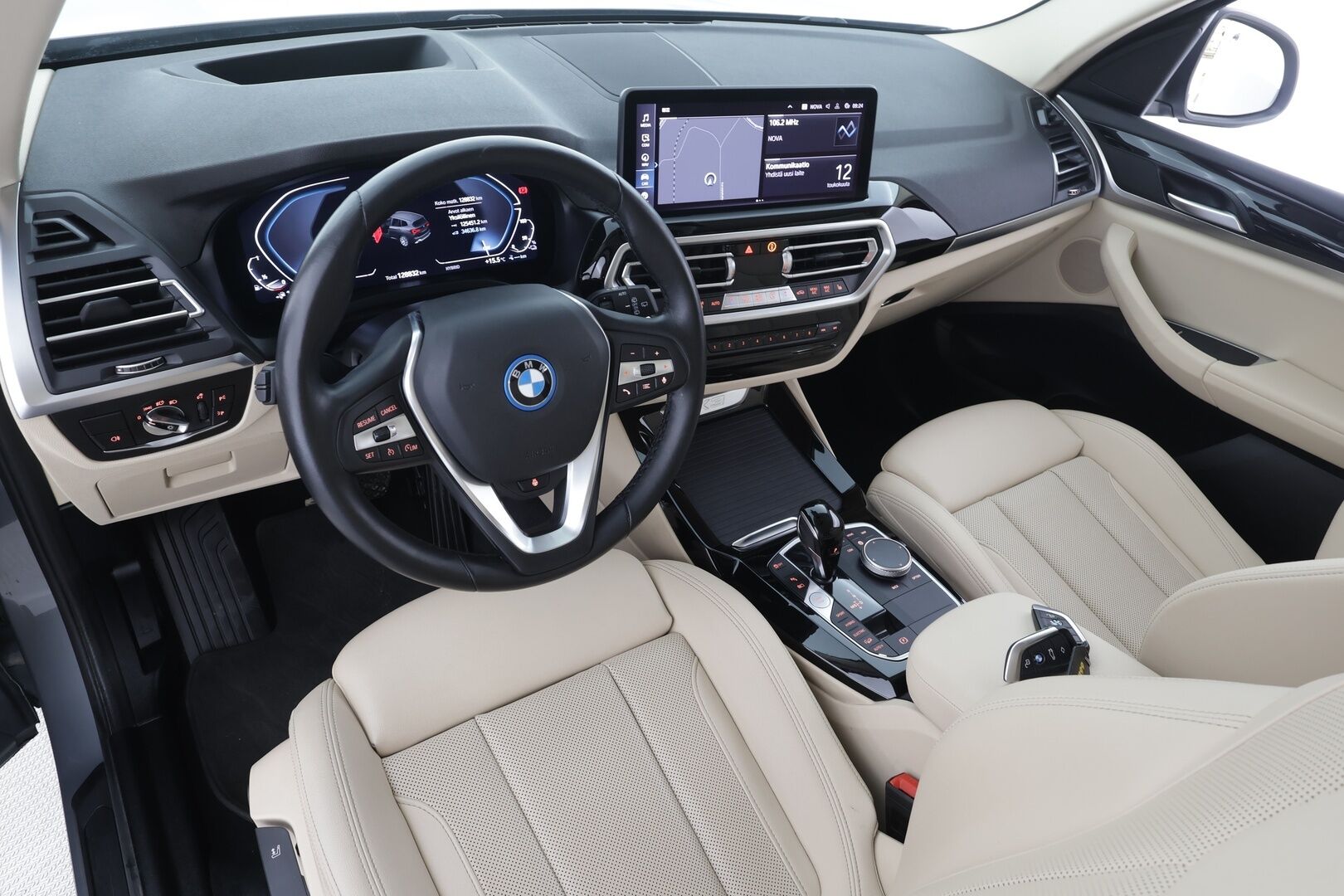 BMW X3 2022 G01 xDrive 30e A Charged Edition - Vakkari | Koukku | Hifi | HUD | Adapt.LED | Sporttinahat | P.Kamera | Navi | Comfort Access | Ratinlämmitin | Suomi-auto | Kahdet renkaat aluvanteilla