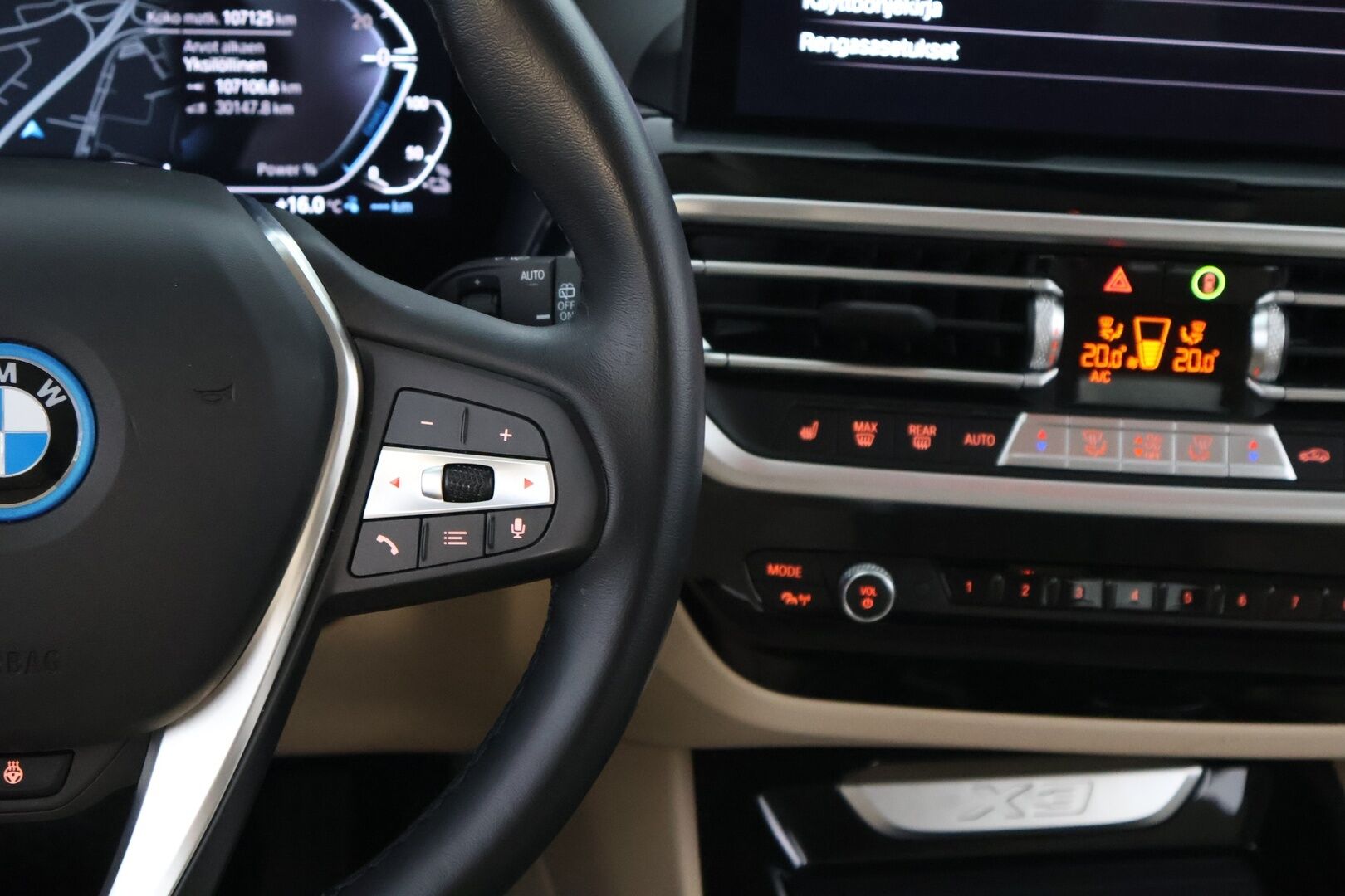 BMW X3 2022 G01 xDrive 30e A Charged Edition Facelift LCI - 3,99 % KORKOTARJOUS TÄHÄN AUTOON - 1Om Suomiauto / Vaalea Nahkasisusta / HiFi / HUD / Peruutuskamera / Professional Navi / Gesture Control / Adapt.LED / Hyvät varusteet!