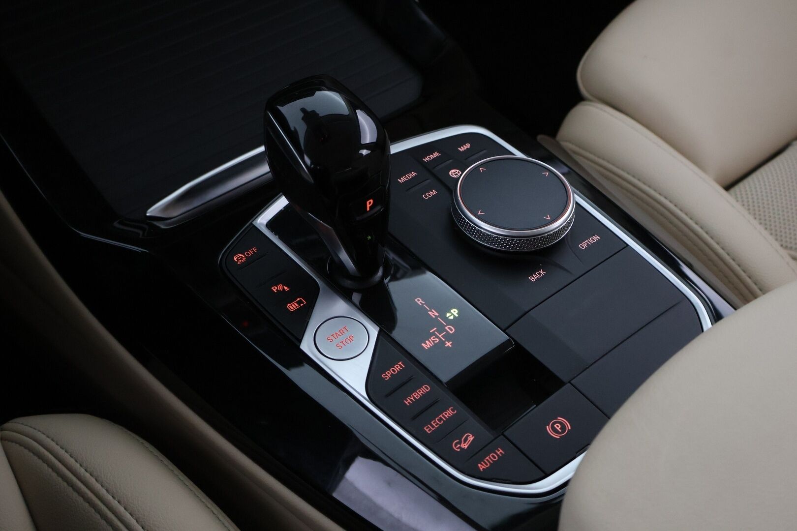 BMW X3 2022 G01 xDrive 30e A Charged Edition Facelift LCI - 3,99 % KORKOTARJOUS TÄHÄN AUTOON - 1Om Suomiauto / Vaalea Nahkasisusta / HiFi / HUD / Peruutuskamera / Professional Navi / Gesture Control / Adapt.LED / Hyvät varusteet!