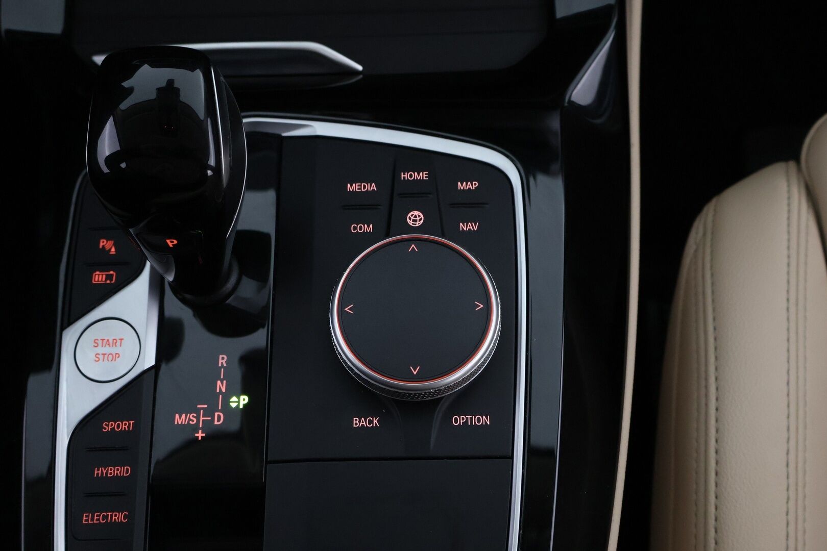 BMW X3 2022 G01 xDrive 30e A Charged Edition Facelift LCI - 3,99 % KORKOTARJOUS TÄHÄN AUTOON - 1Om Suomiauto / Vaalea Nahkasisusta / HiFi / HUD / Peruutuskamera / Professional Navi / Gesture Control / Adapt.LED / Hyvät varusteet!