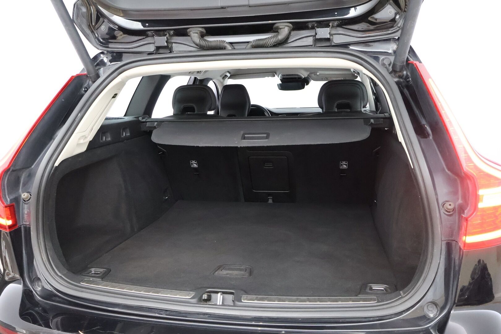 Volvo V60 2019 D4 AWD Momentum aut - Webasto / Adapt.Vakkari / Vetokoukku / Peruutuskamera / Full LED / Puolinahkasisusta / Ratinlämmitys / Juuri tullut Tampereelle!