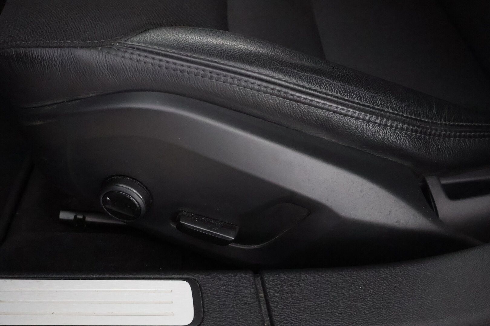 Volvo V60 2019 D4 AWD Momentum aut - Webasto / Adapt.Vakkari / Vetokoukku / Peruutuskamera / Full LED / Puolinahkasisusta / Ratinlämmitys / Juuri tullut Tampereelle!