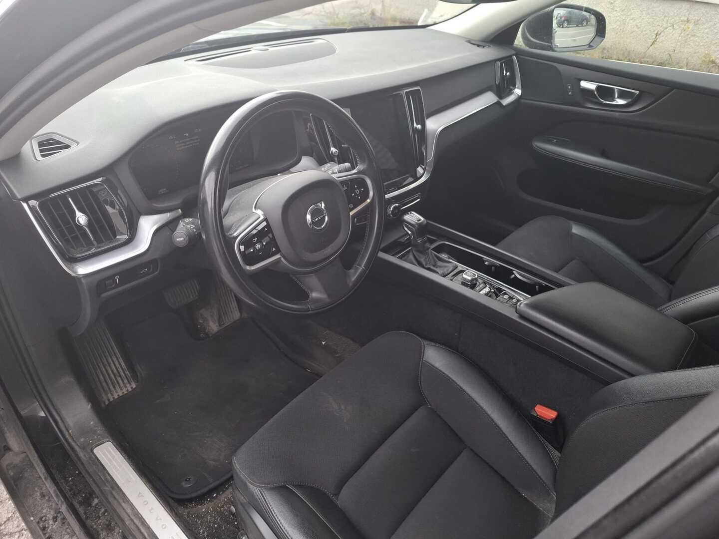 Volvo V60 2019 D4 AWD Momentum aut - Webasto / Adapt.Vakkari / Vetokoukku / Peruutuskamera / Full LED / Puolinahkasisusta / Ratinlämmitys / Juuri tullut Tampereelle!