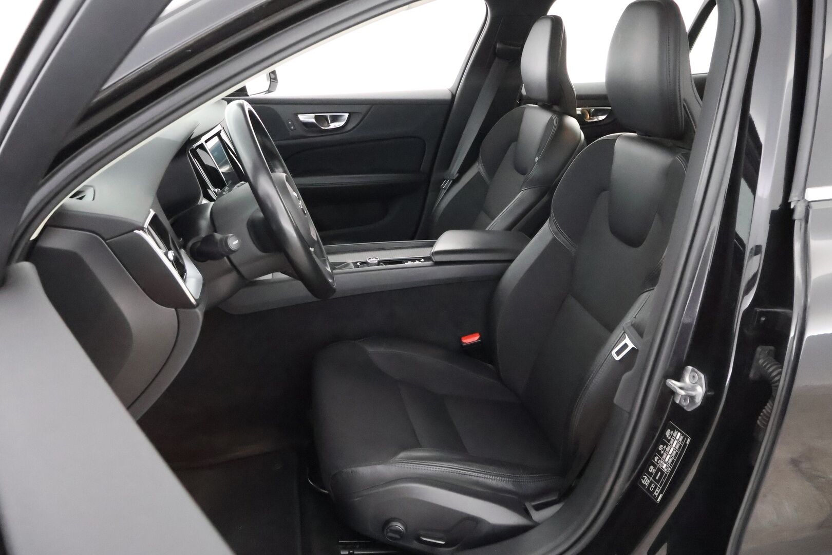 Volvo V60 2019 D4 AWD Momentum aut - Webasto / Adapt.Vakkari / Vetokoukku / Peruutuskamera / Full LED / Puolinahkasisusta / Ratinlämmitys / Juuri tullut Tampereelle!