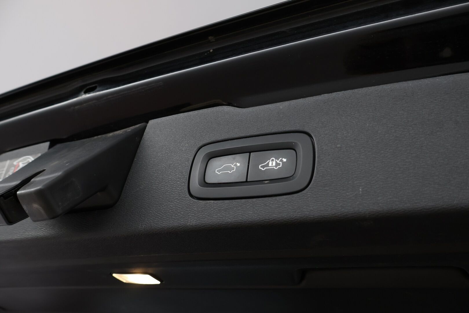 Volvo V60 2019 D4 AWD Momentum aut - Webasto / Adapt.Vakkari / Vetokoukku / Peruutuskamera / Full LED / Puolinahkasisusta / Ratinlämmitys / Juuri tullut Tampereelle!